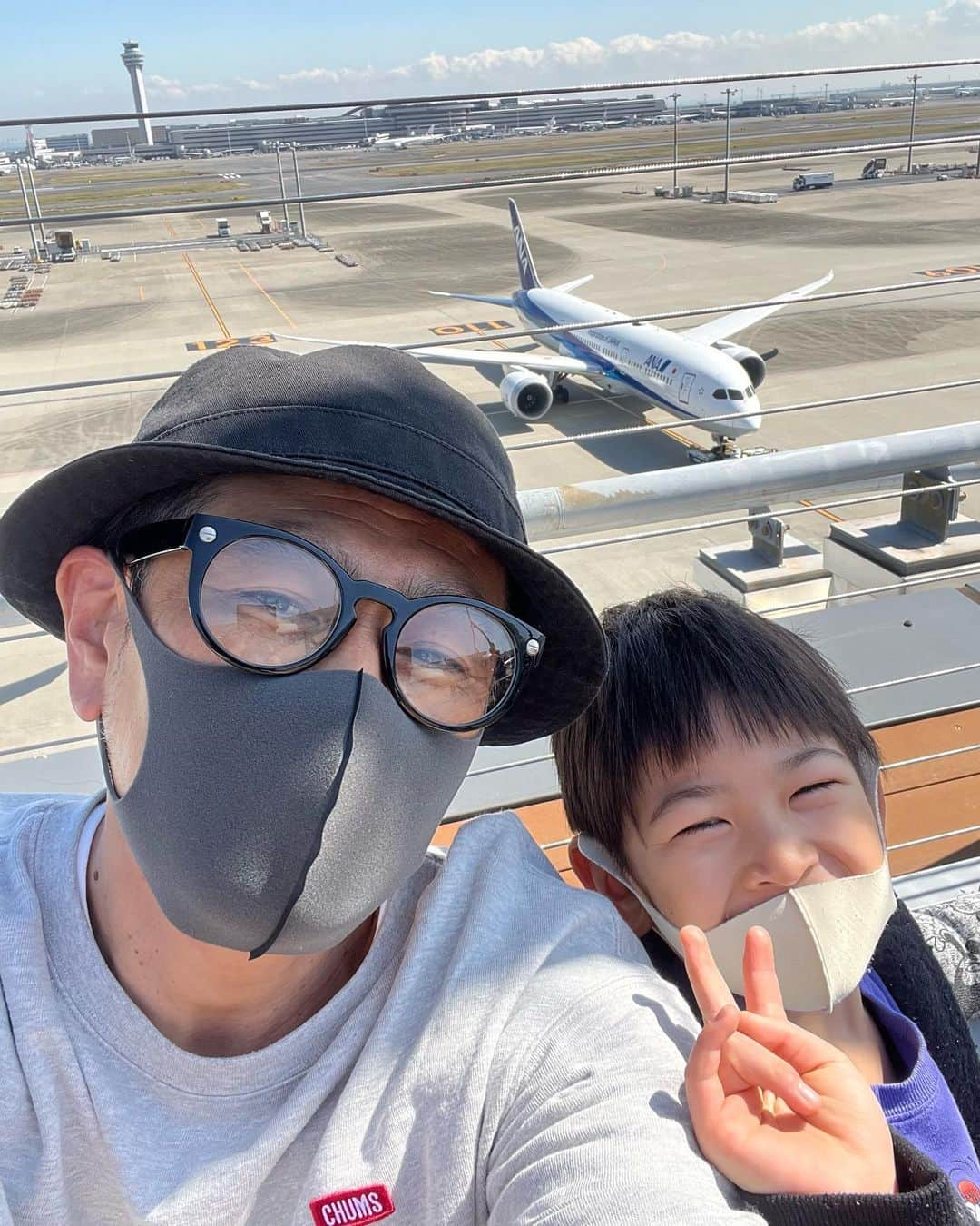 遠藤章造さんのインスタグラム写真 - (遠藤章造Instagram)「長男と飛行機見に来たー✈️やっぱり良い❗️#遠藤章造 #ココリコ #飛行機 #羽田空港 #ana #jal #家族 #同じ趣味 #野球 #ゴルフ#一緒」3月20日 17時23分 - shozoen