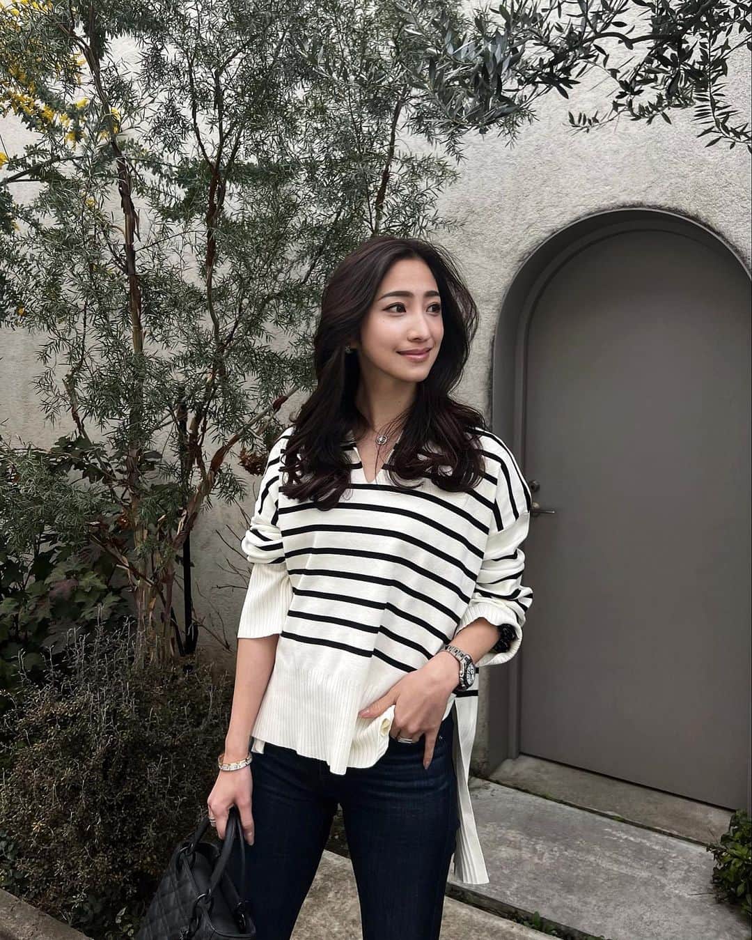 のインスタグラム：「半年以上ぶりに前髪と整える程度でカットしてもらったよ💇‍♀️ ともさんのカットは綺麗にレイヤーを入れてくれるので ワンカールだけでも様になるし、巻いてもストレートでも ヘアセットしやすいのでとても助かってます🥹💕💕  カットはここ数年ずっと @tomo_tagu さんにお願いしてます🙋‍♂️🤍 レイヤーカットの神さま🥹✨✨  ちなみにカットした日はブローのみです！  tops... @lephil_official 🤍🖤  #千歳船橋美容院 #千歳船橋 #ロングヘア #レイヤーカット #レイヤーカットミディアム #レイヤーカットロング」