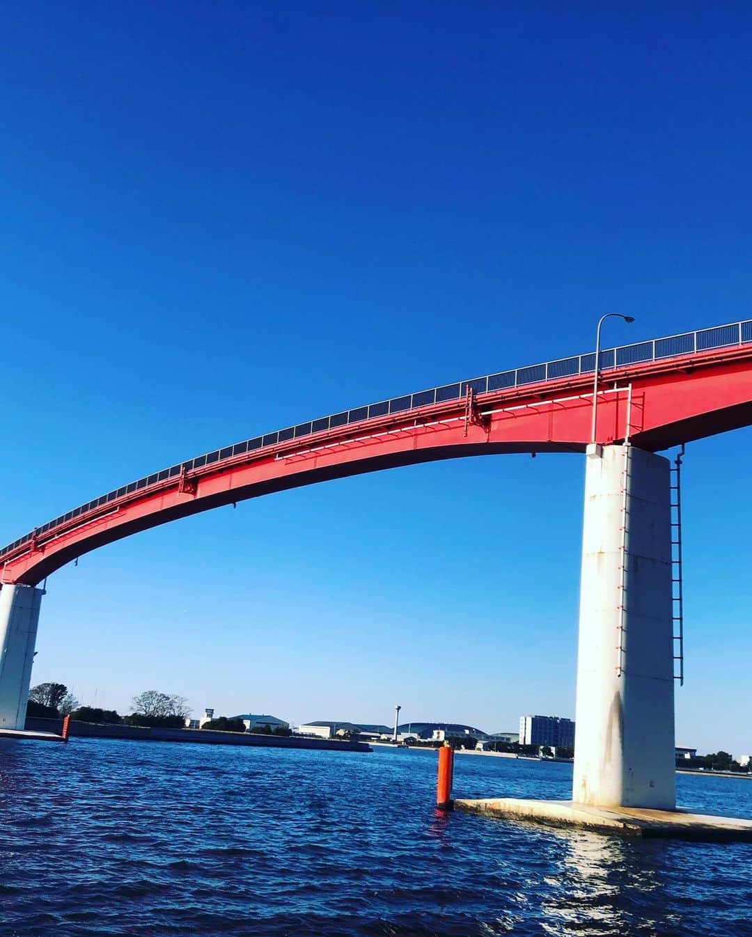 吉田眞紀人のインスタグラム：「...  天気が良いと最高です👍 木更津といえば【赤い橋】！！ オシャレなお店と最高のロケーションにうっとりしますよ👏 ... #吉田まきと #木更津市出身初のJリーガー #スポーツで健康に #舵輪 #鳥居崎倶楽部 #ハーバーナイスデイ」