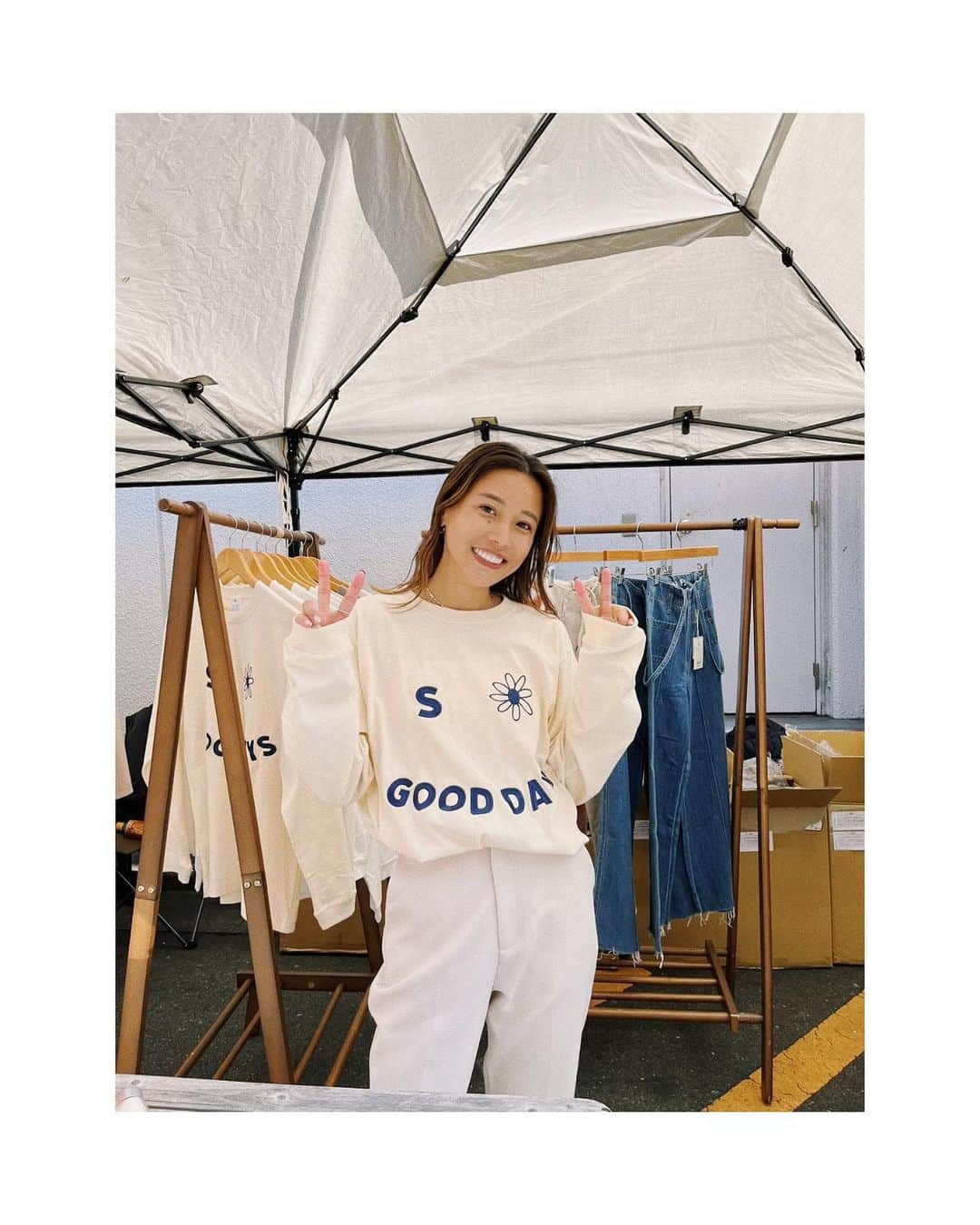 馬詰まほのインスタグラム：「Markesta in Fujisawa 🧚🏼🎪  とーっても賑わってて みんながずっとPeaceな空間でした♡♡ たくさんのひとが遊びに来てくれて いつも会いに来てくれるひとだったり めっちゃひさしぶりに会いにきてくれたひとだったり 初めましてのひとたちも、最高だったなぁ ずーっと笑ってた気がする いつもほんとうにありがとう。 みんなに支えられてわたしがいます🐒♡  一緒にお店に立ってくれた @_manae_world_ & @nagisafitness Thank you🤎  ねくすと3/25.26 @c_side_marche  @limtokyo_official 出店するので遊びきてね♥ Limの新作も評判よくて嬉しいよ〜〜!!!! イベント先行だけど、オンラインも販売予定です☺️  #markesta_market」