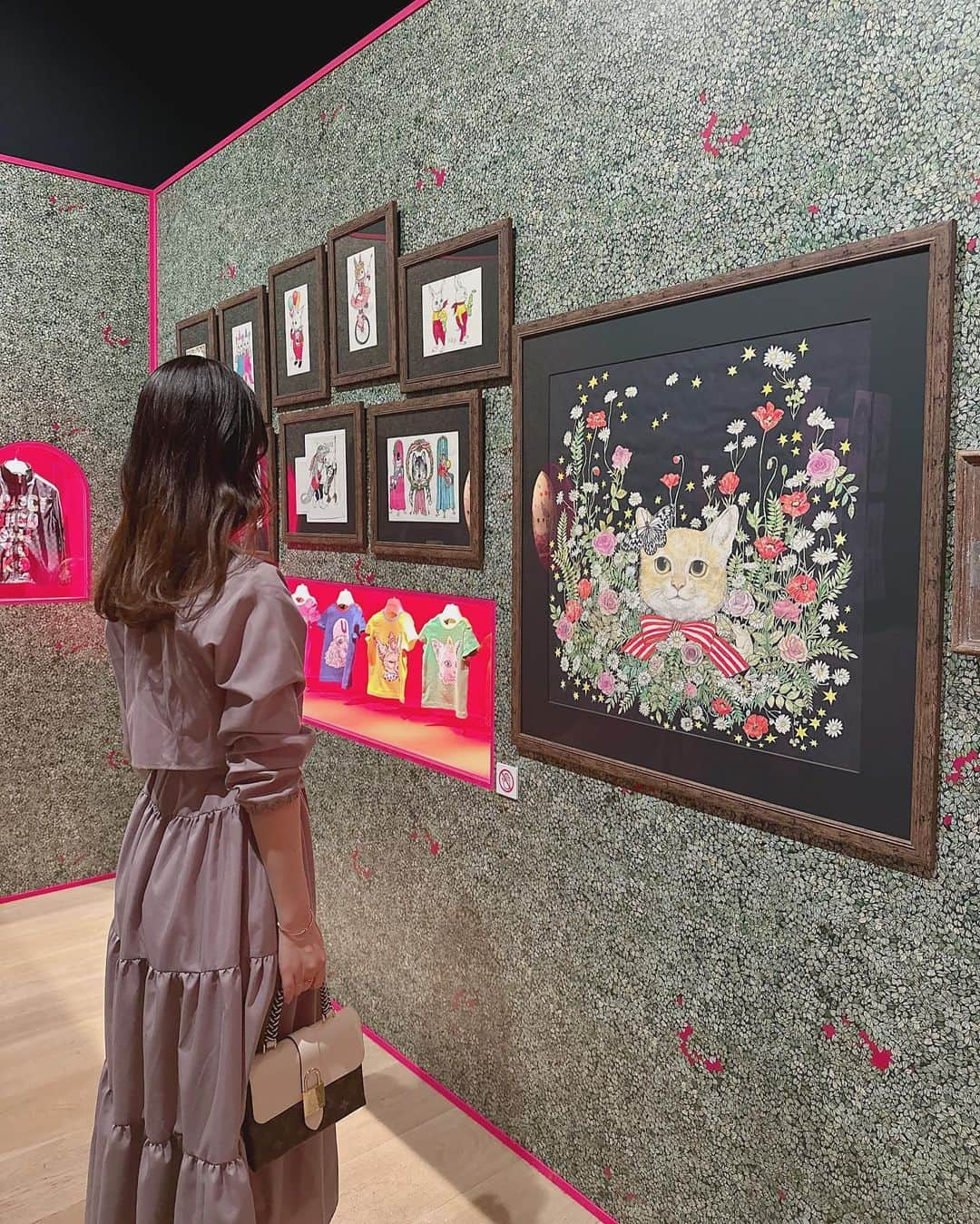 松原伊予菜のインスタグラム：「_ ヒグチユウコ展 circus行ってきましたぁ🐈🎪´-  #ヒグチユウコ#yukohiguchi#ヒグチユウコ展#circus#ヒグチユウコ展circus#아트#미술#美術館#ギャラリー#예술#アート#現代アート#beautiful#contemporaryart#藝術#芸術#美術#東京#tokyo#Gucci#グッチ#六本木ヒルズ森タワー#ねこ#猫#六本木ヒルズ」