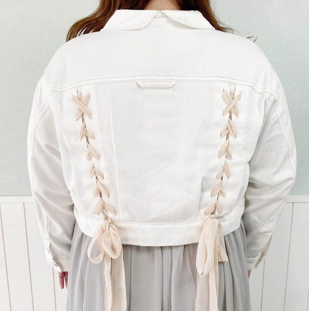 Alinoma公式さんのインスタグラム写真 - (Alinoma公式Instagram)「ㅤㅤ ■ワンランク上の大人の春コーデㅤㅤㅤㅤㅤㅤㅤㅤㅤㅤㅤㅤㅤㅤㅤㅤ ㅤㅤㅤㅤㅤㅤㅤㅤㅤㅤㅤㅤㅤㅤㅤㅤㅤㅤㅤㅤㅤㅤㅤㅤㅤㅤㅤㅤㅤㅤㅤㅤㅤㅤㅤㅤㅤ オリジナルのフラワー刺繍が繊細で、柔らかくふんわりとした春の訪れを感じさせてくれるムードたっぷりなワンピースです。 トレンドのショート丈のＧジャンはバックスタイルにレースアップのリボンが施されており、歩く度にふんわりと揺れて視線を引き付けるデザインに◎ 女性らしさがたっぷり詰まったワンランク上の春コーデです👗✨ ㅤㅤㅤㅤㅤㅤㅤㅤㅤㅤㅤㅤㅤㅤㅤㅤㅤㅤㅤ ＜着用アイテム＞ㅤ 【LL-4L】エンブロイダリーパステルワンピース 【LL-4L】Luxe デニムジャケット　ㅤㅤㅤㅤㅤㅤㅤㅤㅤㅤㅤㅤ →@_emma_flores__ #エマフローレス ㅤㅤㅤㅤㅤㅤㅤㅤㅤㅤㅤㅤㅤㅤㅤㅤㅤㅤ 【24.0cm-26.5cm相当】2WAYストラップパンプス S/T 1031　ㅤㅤㅤㅤㅤㅤㅤㅤㅤㅤㅤㅤ →@lafarfa_shoes #ラファーファシューズ ㅤㅤㅤㅤㅤㅤㅤㅤㅤㅤㅤㅤㅤㅤㅤㅤㅤㅤㅤㅤㅤ 〉〉モデル　みずぴすさん／162cm（4Lサイズ着用） @pisupisu261 ㅤㅤㅤㅤㅤㅤㅤㅤㅤㅤㅤㅤㅤㅤㅤㅤㅤㅤㅤㅤㅤㅤㅤㅤㅤㅤㅤㅤㅤㅤㅤㅤㅤㅤㅤㅤㅤㅤㅤㅤㅤㅤㅤㅤㅤㅤ Alinomaは160以上の大きいサイズのブランドが集まった、L～10Lサイズのぽっちゃり女性のためのファッション通販サイトです。ありのままの自分をもっと素敵に！そんな想いを叶えるファッションをお届けします♪ ▼▼ @alinoma_official ⇒Alinomaサイトや掲載商品情報はプロフィールのURLからcheck ㅤㅤㅤㅤㅤㅤㅤㅤㅤㅤㅤㅤㅤㅤ URL 〉〉https://bit.ly/2KAEba4 ㅤㅤㅤㅤㅤㅤㅤㅤㅤㅤㅤㅤㅤㅤ #アリノマ  #ぽっちゃりコーデならアリノマ #ぽっちゃり #プラスサイズ #大きいサイズ #大きいサイズレディース #プラスサイズコーデ #ぽっちゃりコーデ　#ぽっちゃり女子 #ぽっちゃり大人女子 #ぽちゃコーデ #ぽっちゃりファッション #ぽちゃかわ #ぽっちゃりさんと繋がりたい #今日のコーデ #春コーデ #春ファッション #春の新作　#着痩せ #体型カバー #トレンドコーデ #お出かけコーデ #春ワンピ #alinoma #plussize #plussizemodel #plussizefashion」3月20日 17時37分 - alinoma_official