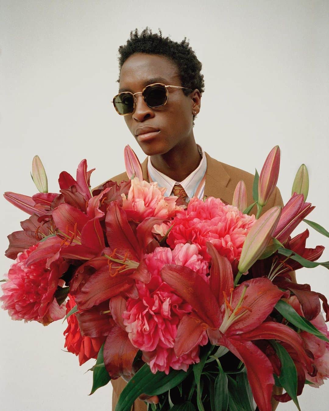 コモノのインスタグラム：「We did buy ourselves some flowers 💐   And they perfectly match our Adam Wing sunglasses.」