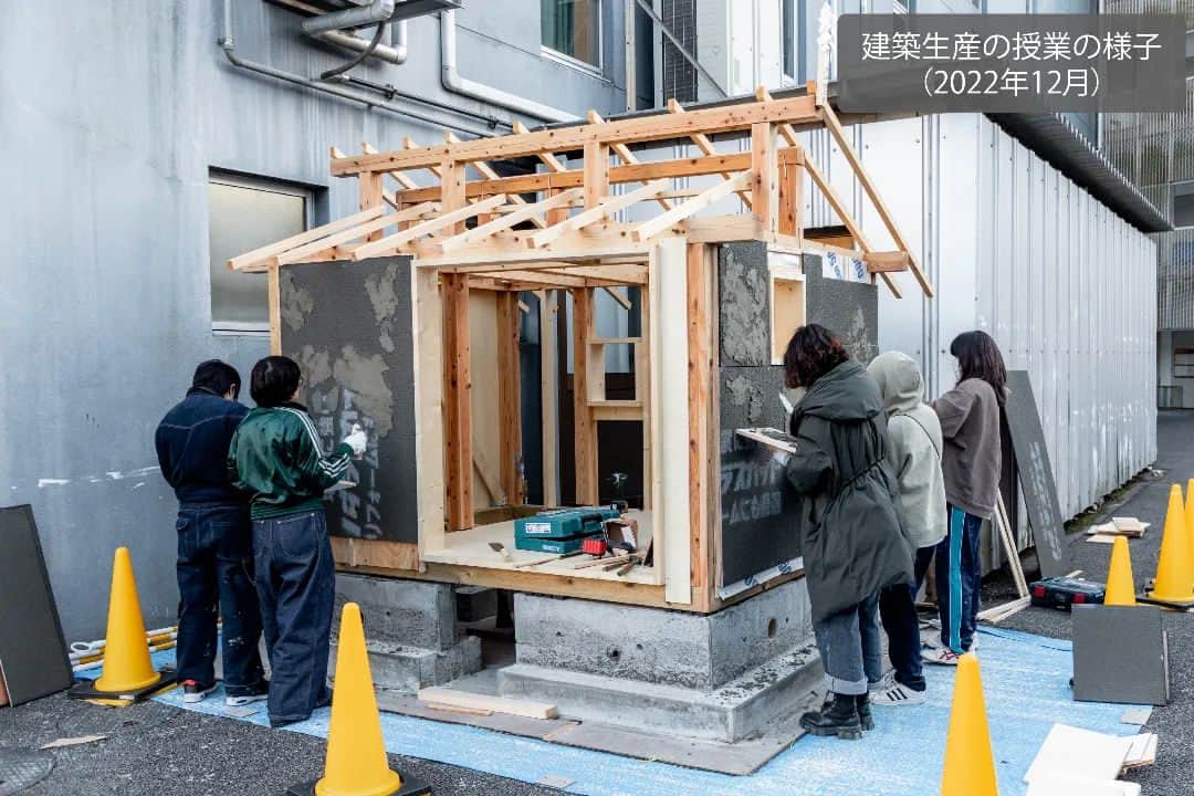 東京造形大学 Tokyo Zokei Universityさんのインスタグラム写真 - (東京造形大学 Tokyo Zokei UniversityInstagram)「_ 教材をリユース😳♻️ ワークショップ「最後まで、いただきましょう。」  室内建築専攻領域の酒匂准教授と鈴木非常勤講師により、建設施工を実体験として学ぶ授業「建築生産」で使用した建材を再利用してイスを造るワークショップが行われました🏠🔨  制作に入る前に、まずは事前に解体してあった木材を製材するため、2日間に渡って行われたこのワークショップ。本学木工房の職員の指導を受けながら、様々な機械や道具などを使って製材していきました🤖  まずはそんな1日目・製材の様子をご紹介します🪵🪚  #東京造形大学 #デザイン #アート #美術 #美術大学 #大学 #美大 #授業 #室内建築 #建築 #空間デザイン #家具デザイン #イスデザイン #DIY #エンツォマーリ #八王子 #横浜線 #tokyozokeiuniversity #tzu #zokei #design #arts #artuniversity #artschool #architecture #spacedesign #furnituredesign #workshop #enzomari #hachioji」3月20日 17時48分 - tokyo_zokei_univ_official