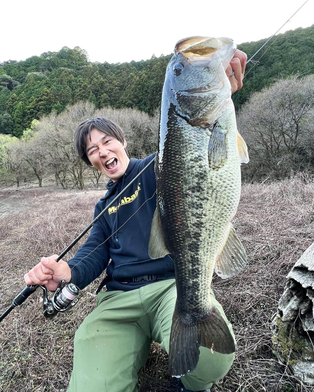 のインスタグラム：「【リトライ】 先週バラした50upを仕留めに‼️ この水辺では貴重なサイズ‼️ 天才系バスをサイトで🔥🔥🔥  モンスター仕留めて痺れたよ👾  ええやんかぁ‼️  Megabass @megabass_inc  F1st-66XS 霧雨 complexXR PE0.3 リーダー4ポンド  詳細はアングラーズアプリ✨ @anglers_jp   #アングラーズ #アングラーズマイスター #Megabass #メガバス #ryugi #リュウギ  #x_metal #bigfish1983 #bigfish #hungrybear #glitchoil  #MAGBITE #fishing #bassfishing #釣り #バス釣り #バスフィッシング #lurefishing #happy #淀川番長 #ええやんかぁ #ええやんかぁの輪」