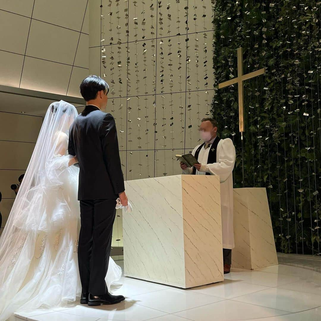 池上紗理依さんのインスタグラム写真 - (池上紗理依Instagram)「兄の結婚式からもう割と経つのだけど、 素敵すぎたので私がまだ余韻から抜けられてません。笑 兄だけど友達のように仲が良くて、奥さまもずっと仲良くしてくれて大好きな夫婦💍♡ 本当におめでとう☺️  結婚式に合わせてシンプルなネイルを @chipieee_tokyo で可愛くしてもらいました🌷」3月20日 18時05分 - sarii_ikegami