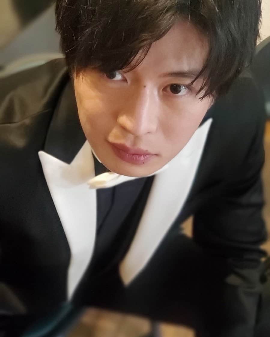 のインスタグラム：「かなーり蔵出しのオフショ公開🌟 懐かしのポスター撮影時の朝陽さま🎶 この写真も出し惜しみした結果、今日まで眠っておりました…😂  TVer・Huluで配信中✨ bit.ly/reveorche オリジナルストーリーもぜひ✨  #リバーサルオーケストラ  #田中圭」