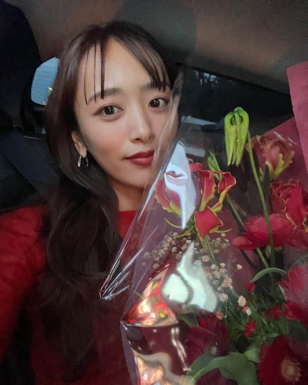 近藤千尋のインスタグラム：「真っ赤な服着て行ったら 真っ赤なお花頂きました❤️🌹幸  長年お世話になっている クライアント様のwebCM撮影！ 今日も一日ありがとうございました🙏☺️  家族の元へダッシュで帰るよぅ💨😘  今週もがんばりましょう☺️✨✨」