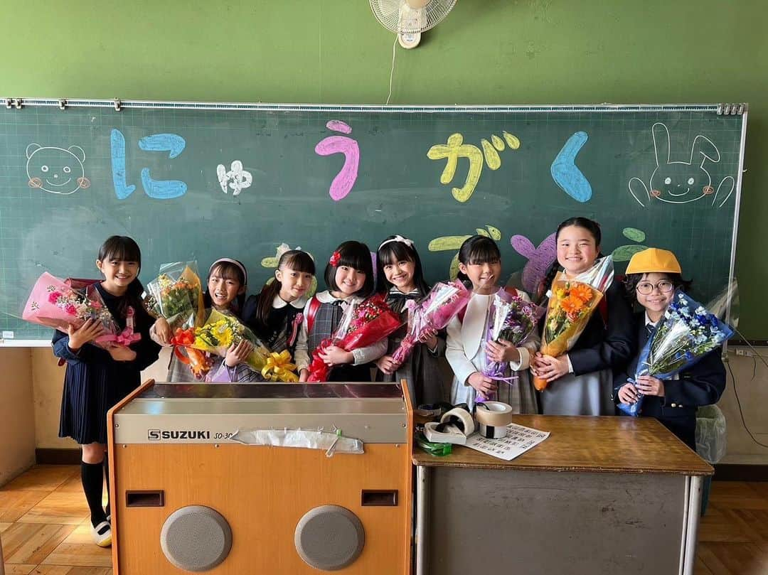 ブラッシュアップライフのインスタグラム：「㊗️オールアップ🎊  9話の小学校入学式のシーンで🌸 みんな揃って撮了を迎えました💐  あーちん #和田愛海  なっち #小吹奈合緒 みーぽん #前田織音 まりりん #板垣樹 福ちゃん #塩崎忍 しーちゃん #上村結羽 ごんちゃん #羽子田梨杏 ぺーたん #小嶋咲絢  #ブラッシュアップライフ #Hulu で全話配信中❗️」