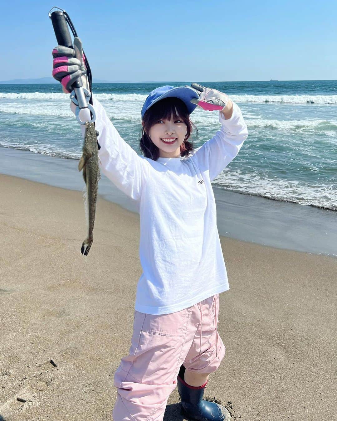 眞白桃々のインスタグラム：「今年も釣るぞ(՞ . ̫ .՞)꙳☄︎  YouTube【うらごし桃々ちゃんねる。】  ꒰ঌ┈┈┈┈┈┈┈┈┈┈┈┈┈┈┈໒꒱  #マゴチ  #サーフ釣り #ルアマガ女子部」
