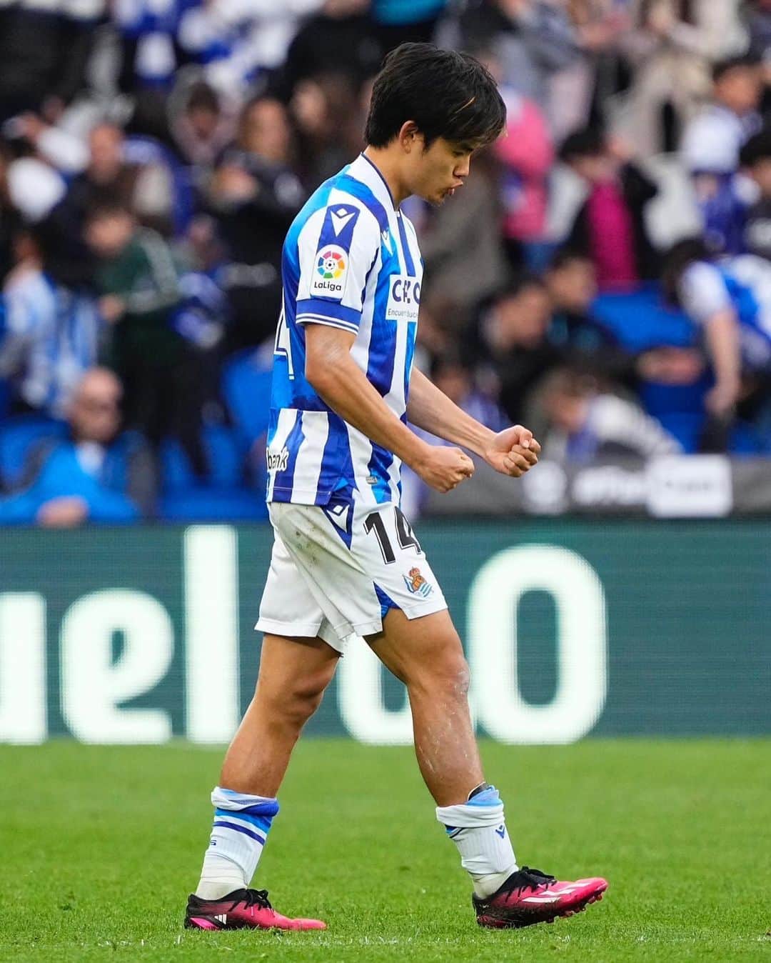 のインスタグラム：「Victoria en casa!! Volvemos a sumar 3 puntos en casa de nuevo. Ahora toca selección pero pensando ya en la vuelta a la competición🔥🔥   #realsociedad  #takefusakubo  #久保建英」