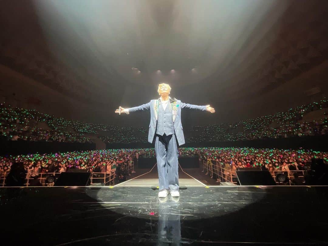 のインスタグラム：「みんなのパワーでパワーup!  #香取慎吾 はさらなる進化を遂げるでしょう。 みんな一緒にパワーupだぁ！ #BlackRabbit in神戸」