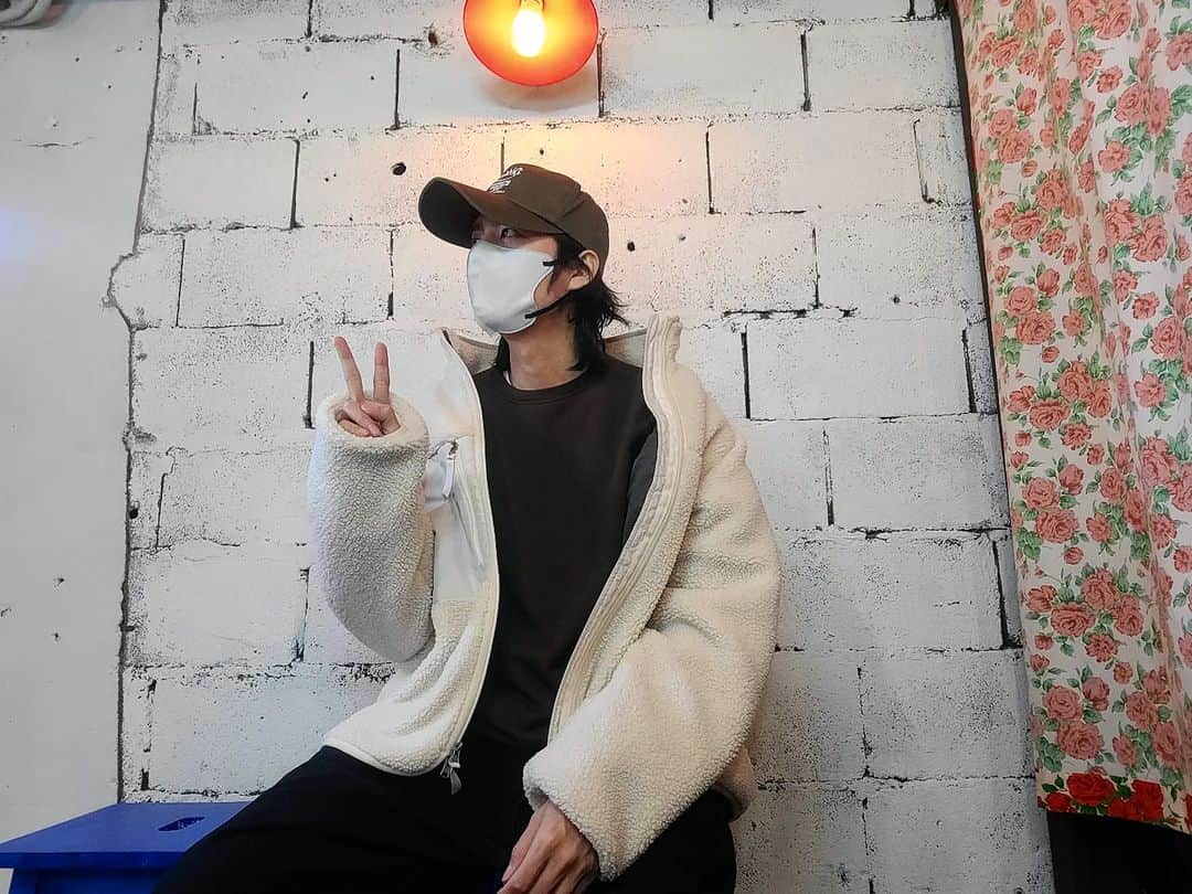 ペク・キュジョンのインスタグラム：「- 브이 ✌️」