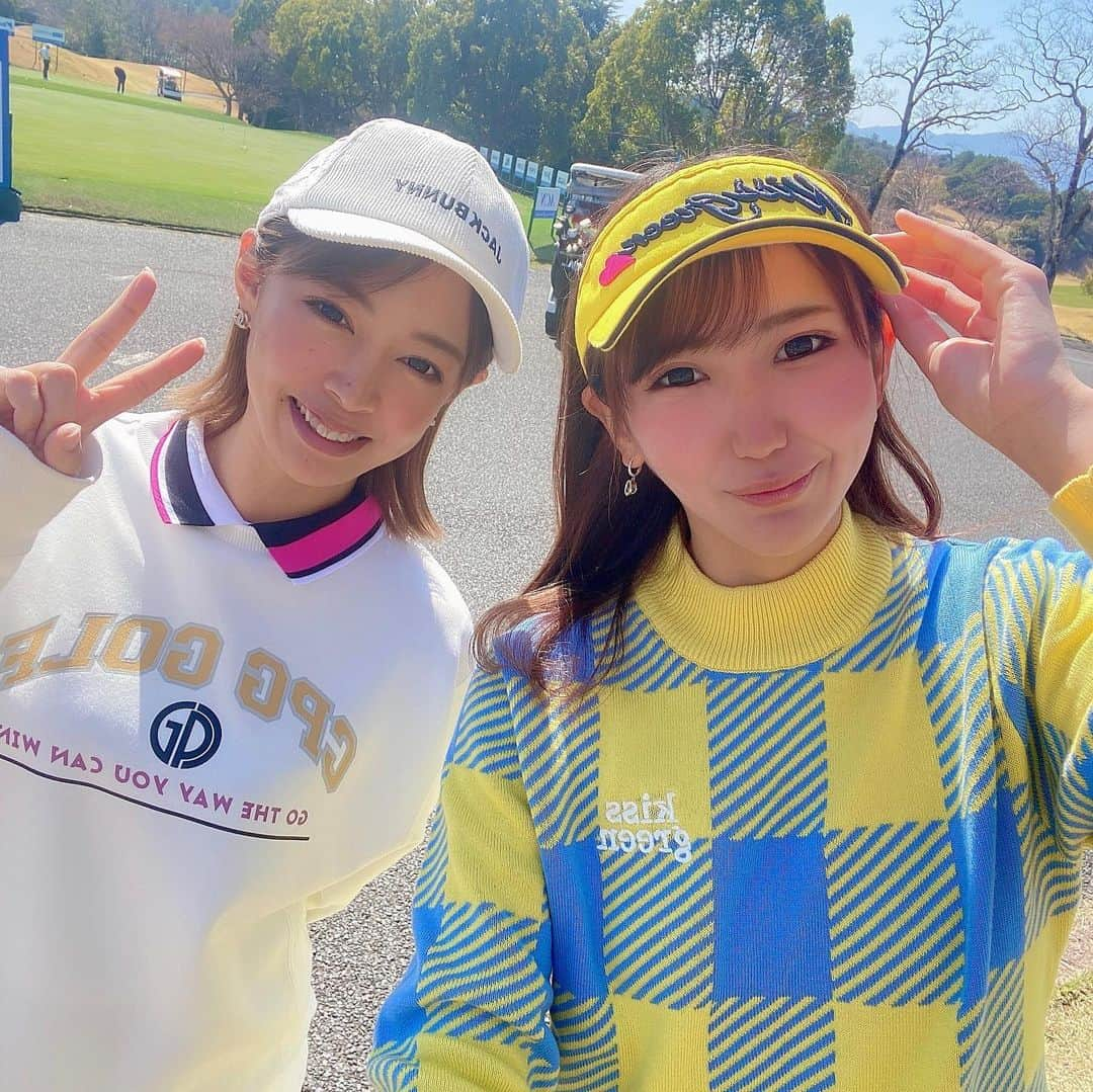 MIKIさんのインスタグラム写真 - (MIKIInstagram)「大好きなゆうこちゃんとツーサム💕💕💕もうすぐ桜も咲きそう🥰🌸 泉ヶ丘長いし難しいし やっぱり下手くそ😢笑 来月ゆうこちゃんと関西オープン見に行くことになり、帰りに2人でチケットゲット😝❤️❤️❤️誰か行く人居る？🥹⛳️🎉  @kissonthegreen  #ゴルフ女子 #ゴルフ女子と繋がりたい #ゴルフ女子コーデ #関西ゴルファー #関西ゴルフ女子 #関西ゴルフ女子と繋がりたい #関西ゴルファーと繋がりたい #飲兵衛ゴルファー #酔っ払い #酔っ払い女子 #飲兵衛 #飲兵衛女子 #ゴルフコーデ #golf #golfwear #ハイソックス #可愛いは正義 #可愛い子と繋がりたい #あざとかわいい #泉ヶ丘カントリークラブ #キスオンザグリーン」3月20日 18時33分 - mktyy_golf