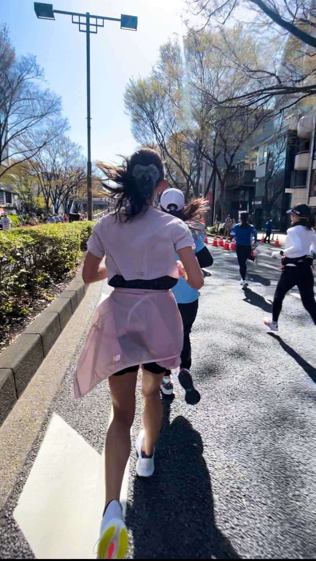 坪井ミサトのインスタグラム：「渋谷・表参道women's Run🏃‍♀️🤍 リールにまとめました✨  改めて楽しかったなぁー☺️ こんな大会が増えれば嬉しいです🌼 来年も出たい🔥  #ウィメンズマラソン #渋谷表参道ウィメンズ #マラソン #marathon #run #running #健康 #fitness #workout」