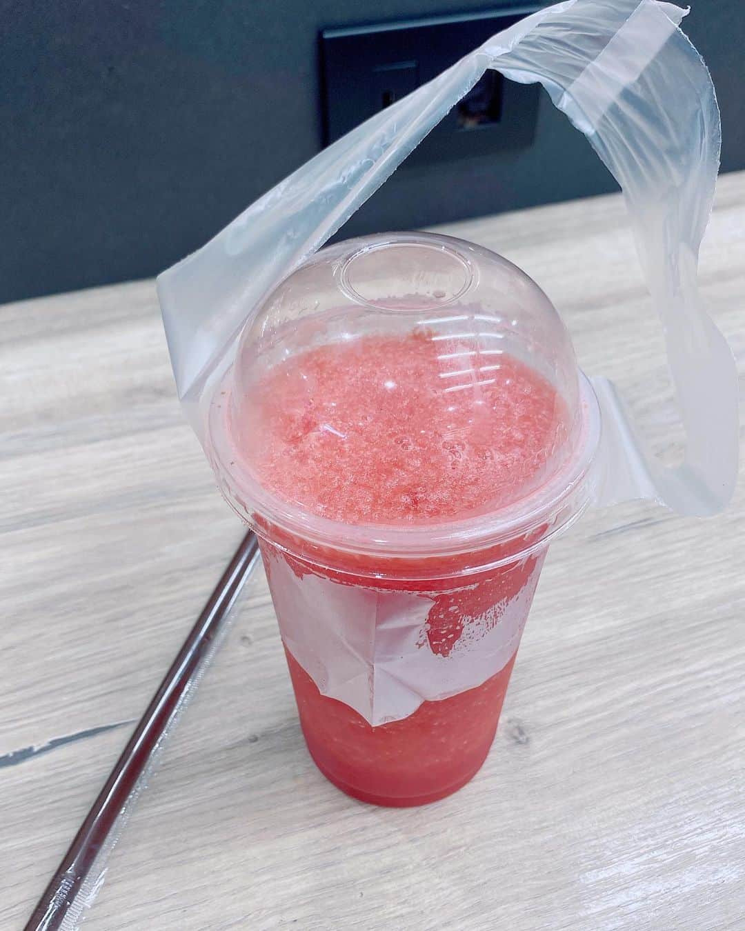 桜 稲垣早希のインスタグラム：「タイはストローはプラスチックのところがほとんどだと感じるけど、ジュースを入れる袋はこういうやり方でエコしてて全く問題なく持てるから良いなぁと思いました🥳 #桜稲垣早希 #エコでやってるのかは不明 #タイ移住 #タイ住みます芸人 #エコ袋」