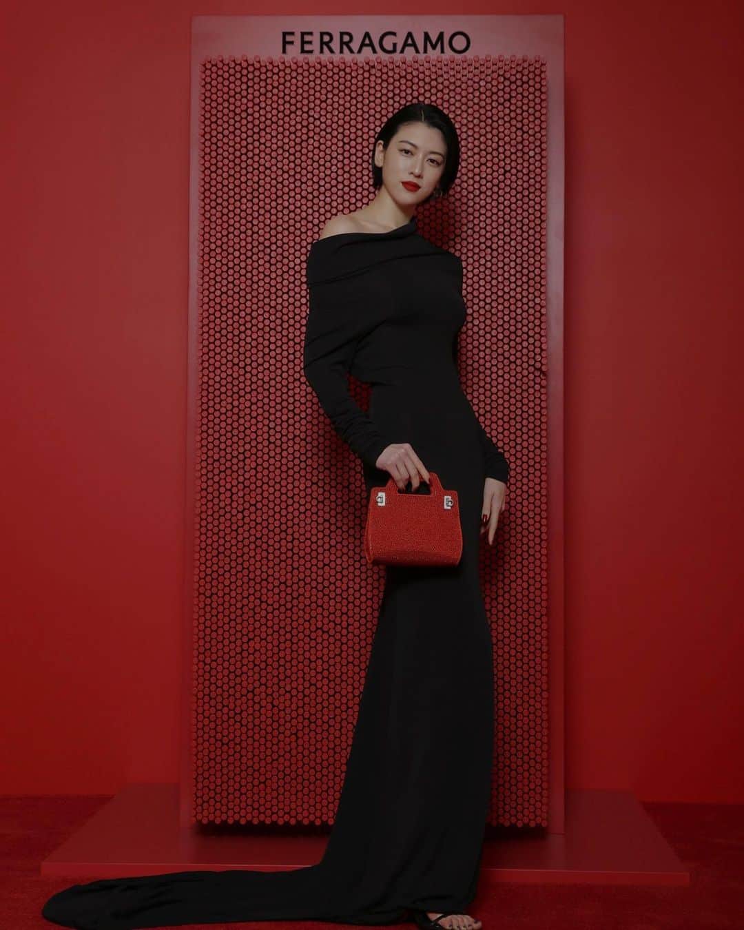 のインスタグラム：「-FERRAGAMO-  マクシミリアン・デイヴィスによる 新生フェラガモのファーストコレクションがローンチ。  うっとりするような上品さと 鋭く迫るような美しさを兼ね備えた 今回のコレクションは 間違いなく多くの人々を魅了する。  常に"ライン"を美しく表現出来る女性でありたい。  @ferragamo  @_maximiliandavis_  #FERRAGAMOSS23 #フェラガモ」
