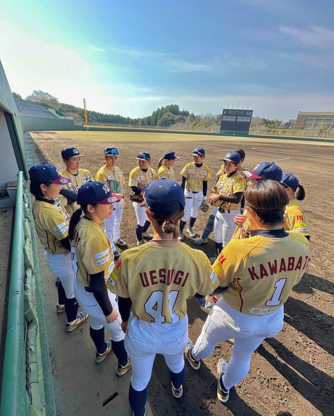 上杉あずさのインスタグラム：「. . @9shu_honeys  晴天に恵まれた週末のオープン戦⚾️ 試合が出来る幸せ、投げられる喜び🍀𓂃𓈒𓏸︎︎︎︎ 小さな成功体験と日々出くわす課題を肥やしに、今週も良い1週間にします🤘  #九州ハニーズ #女子野球 #拡がれ女子野球 #硬式野球 #クラブチーム #山鹿市民球場」