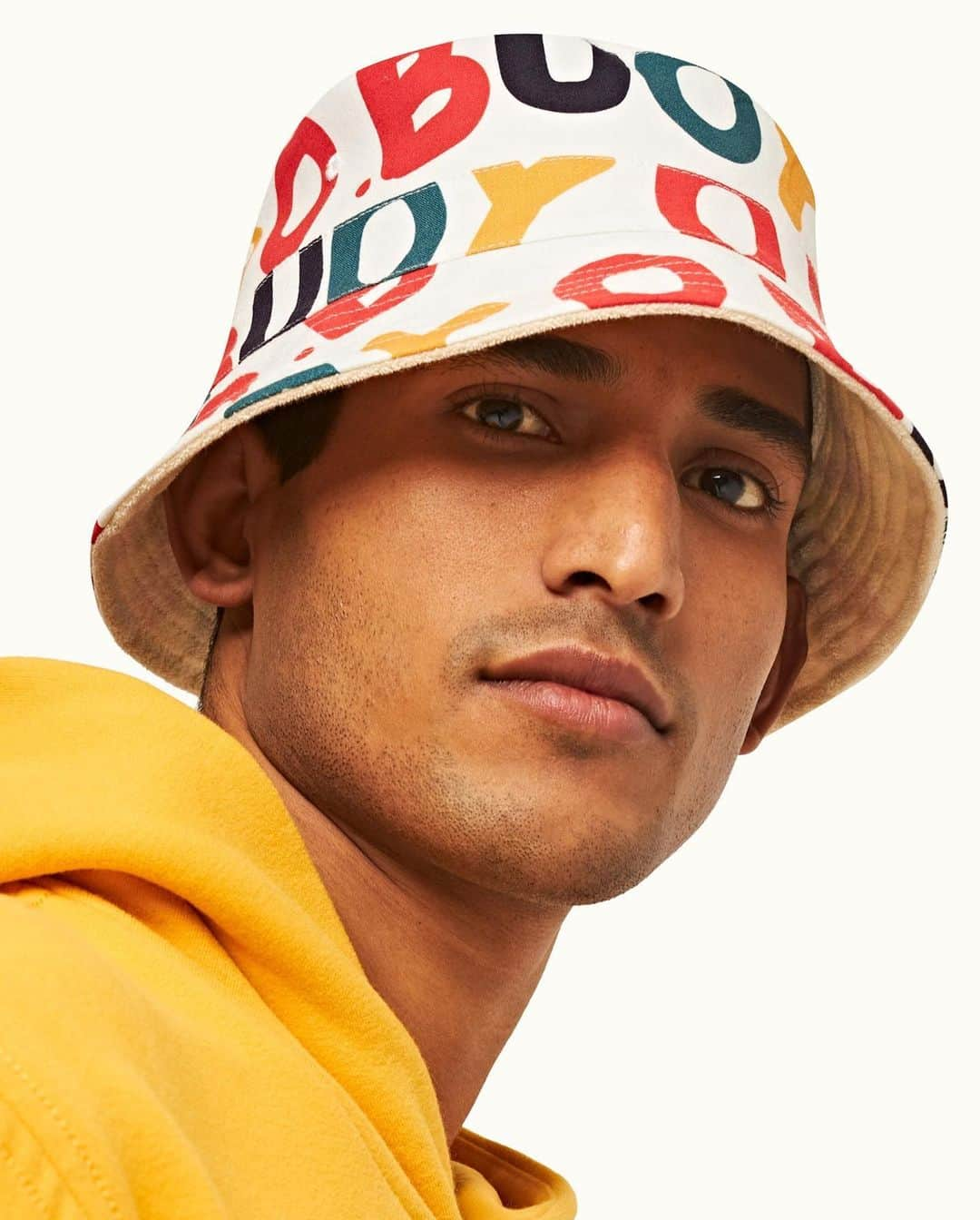 オールバーブラウンさんのインスタグラム写真 - (オールバーブラウンInstagram)「Bold Monday.  In white cotton with a soft towelling lining, the summery bucket hat boasting in colourful O. BUOY print. A nod of our love of the ocean.  As fast as bold accessories go, this Blantyre hat steals the crown.  See it all about O. Buoy at orlebar brown.com  #OBuoy #OrlebarBrown #HolidayBetter」3月20日 18時35分 - orlebarbrown