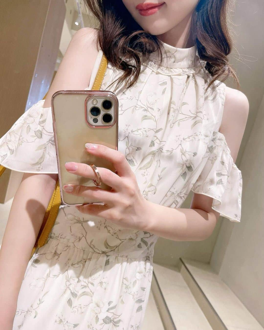 八鍬里美さんのインスタグラム写真 - (八鍬里美Instagram)「ぜったいgetしてほしい推しOP🥰 可愛くしたいとき、花柄をオトナぽく着たいときぴったりです🌼 肩のデザインが写真映えするからアップも盛れる😆🤳💕  ワンピ1枚で着るのが楽しみすぎ😆♡  #花柄#花柄ワンピース#華奢見え#150cmコーデ#ミシェルマカロン#michellmacaron」3月20日 18時48分 - satomi_yakuwa