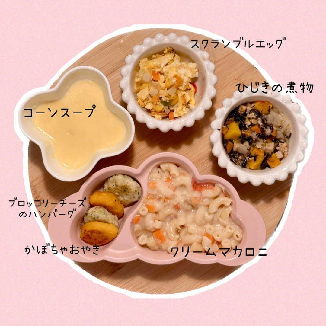 ノウィキ茉莉のインスタグラム：「✨離乳食記録✨ 🍴 How I prepare my baby food 🍴  1歳になってから 意思表示が強くなって、 次に何を食べたいとか なんか訴えて来る笑 (わがままが強くなってる)🤣  でも今のところが 最終的になんでも食べてくれるから安心😌  いつも完食してくれてありがとう〜❤️  #離乳食 #離乳食記録 #1歳ごはん #11ヶ月離乳食 #10ヶ月離乳食 #1歳離乳食 #babyfood #手作り離乳食 #親バカ部 #赤ちゃんのいる暮らし #モグモグ期 #カミカミ期 #完了期 #離乳食中期 #離乳食後期 #離乳食プレート #女の子ママ #homemadebabyfood #おやきレシピ #girlmom #momlife」