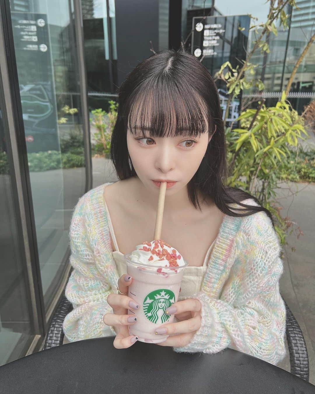 八角瑛子のインスタグラム：「さくらフラペチーノ🌸 先週、駆け込み成功しました！ 今のコーラのやつも気になる…  #さくら咲くサクフラペチーノ  #時差すごい　#お花見いきたい」