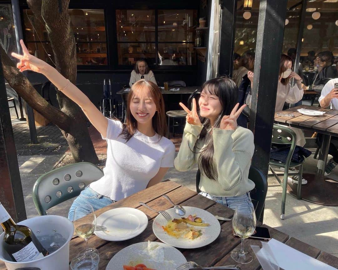 川谷花音のインスタグラム：「ゆ〜なお誕生日おめでとう🎈  番組で出会ってからもう、4年 番組が終わった今でも仲良く出来て嬉しい！ 何年先もおばあちゃんになっても一緒に沢山笑っていたいね🎶 いつもありがとう😊  PS.数年後パリに行こうね🍷🇫🇷 #happybirthday #love」