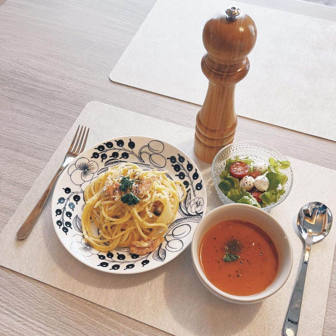 unoさんのインスタグラム写真 - (unoInstagram)「香りのいい胡椒を愉しむランチ🍝🍴 ㅤㅤㅤㅤㅤㅤㅤㅤㅤㅤㅤㅤㅤ 私はいまフルリモートワークなのですが、家にいるばかりでなかなかランチに行けず… というわけで、今日はかなり久しぶりにちゃんとしたランチを作りました✨（いつもはコンビニ飯や野菜スープ、鍋などなど…です😇） 久しぶりにカルボナーラを作りました。 ㅤㅤㅤㅤㅤㅤㅤㅤㅤㅤㅤㅤㅤ 今WBCでのパフォーマンスでも話題になっているペッパーミルですが、 こちらのプジョーのペッパーミルはデザイン性も良くて食卓に置いてるだけで華やかになる…！ 挽きたての胡椒は香りが良くて、食も進みます。 オリーブオイルをかけただけのサラダに塩と一緒にかけるのも美味しい。 以前胡椒にハマった時にたしかアロマティコ？というブランドの胡椒を買ったのですが、それをまた食べたくなりました。 ㅤㅤㅤㅤㅤㅤㅤㅤㅤㅤㅤㅤㅤ 株式会社河野 @kohno_tableware さんでは、15%オフクーポンキャンペーンを3/31までやっているそうです。 ※詳しくは公式インスタをご覧ください！ ㅤㅤㅤㅤㅤㅤㅤㅤㅤㅤㅤㅤㅤ  #ペッパーミル #ペパーミル #ソルトミル #ペッパーミルパフォーマンス #WBC #大谷翔平 #ヌートバー #キッチンアイテム #プジョー #パラティッシ #パラティッシブラック #カルボナーラ #pr」3月20日 18時57分 - unobox