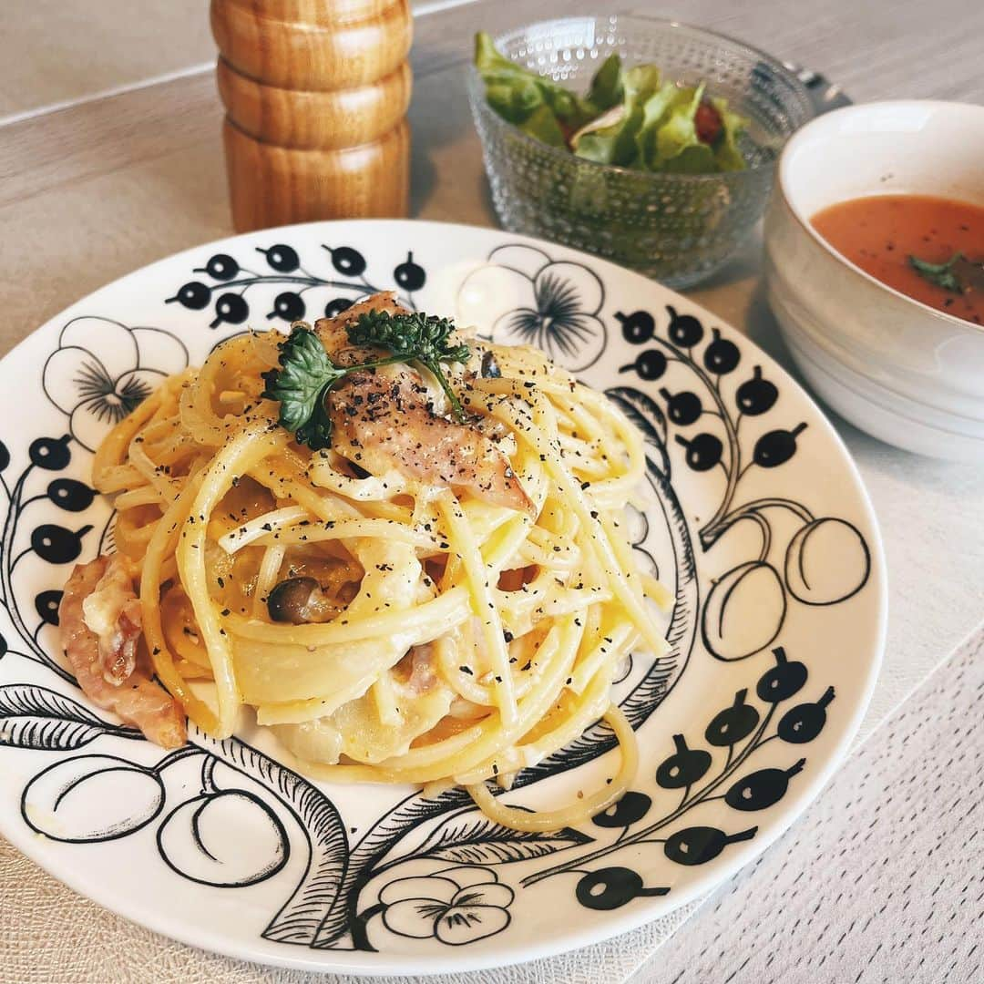 unoさんのインスタグラム写真 - (unoInstagram)「香りのいい胡椒を愉しむランチ🍝🍴 ㅤㅤㅤㅤㅤㅤㅤㅤㅤㅤㅤㅤㅤ 私はいまフルリモートワークなのですが、家にいるばかりでなかなかランチに行けず… というわけで、今日はかなり久しぶりにちゃんとしたランチを作りました✨（いつもはコンビニ飯や野菜スープ、鍋などなど…です😇） 久しぶりにカルボナーラを作りました。 ㅤㅤㅤㅤㅤㅤㅤㅤㅤㅤㅤㅤㅤ 今WBCでのパフォーマンスでも話題になっているペッパーミルですが、 こちらのプジョーのペッパーミルはデザイン性も良くて食卓に置いてるだけで華やかになる…！ 挽きたての胡椒は香りが良くて、食も進みます。 オリーブオイルをかけただけのサラダに塩と一緒にかけるのも美味しい。 以前胡椒にハマった時にたしかアロマティコ？というブランドの胡椒を買ったのですが、それをまた食べたくなりました。 ㅤㅤㅤㅤㅤㅤㅤㅤㅤㅤㅤㅤㅤ 株式会社河野 @kohno_tableware さんでは、15%オフクーポンキャンペーンを3/31までやっているそうです。 ※詳しくは公式インスタをご覧ください！ ㅤㅤㅤㅤㅤㅤㅤㅤㅤㅤㅤㅤㅤ  #ペッパーミル #ペパーミル #ソルトミル #ペッパーミルパフォーマンス #WBC #大谷翔平 #ヌートバー #キッチンアイテム #プジョー #パラティッシ #パラティッシブラック #カルボナーラ #pr」3月20日 18時57分 - unobox