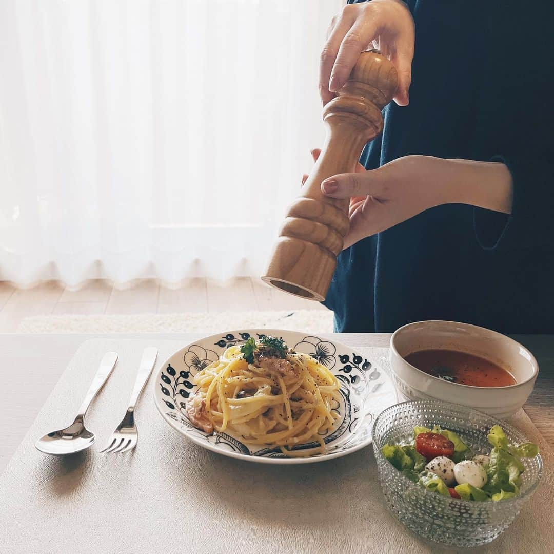 unoさんのインスタグラム写真 - (unoInstagram)「香りのいい胡椒を愉しむランチ🍝🍴 ㅤㅤㅤㅤㅤㅤㅤㅤㅤㅤㅤㅤㅤ 私はいまフルリモートワークなのですが、家にいるばかりでなかなかランチに行けず… というわけで、今日はかなり久しぶりにちゃんとしたランチを作りました✨（いつもはコンビニ飯や野菜スープ、鍋などなど…です😇） 久しぶりにカルボナーラを作りました。 ㅤㅤㅤㅤㅤㅤㅤㅤㅤㅤㅤㅤㅤ 今WBCでのパフォーマンスでも話題になっているペッパーミルですが、 こちらのプジョーのペッパーミルはデザイン性も良くて食卓に置いてるだけで華やかになる…！ 挽きたての胡椒は香りが良くて、食も進みます。 オリーブオイルをかけただけのサラダに塩と一緒にかけるのも美味しい。 以前胡椒にハマった時にたしかアロマティコ？というブランドの胡椒を買ったのですが、それをまた食べたくなりました。 ㅤㅤㅤㅤㅤㅤㅤㅤㅤㅤㅤㅤㅤ 株式会社河野 @kohno_tableware さんでは、15%オフクーポンキャンペーンを3/31までやっているそうです。 ※詳しくは公式インスタをご覧ください！ ㅤㅤㅤㅤㅤㅤㅤㅤㅤㅤㅤㅤㅤ  #ペッパーミル #ペパーミル #ソルトミル #ペッパーミルパフォーマンス #WBC #大谷翔平 #ヌートバー #キッチンアイテム #プジョー #パラティッシ #パラティッシブラック #カルボナーラ #pr」3月20日 18時57分 - unobox