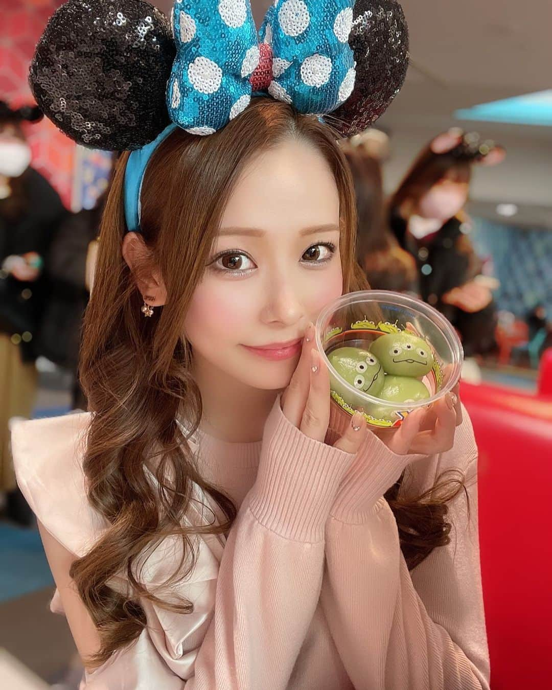 MIIさんのインスタグラム写真 - (MIIInstagram)「ディズニーランド💙💙💙 リトルグリーンマン毎回絶対食べる💙 かわいい？💙 ． 今週も頑張りましょう♡ ． ． ． ． ． #ディズニーランド #リトルグリーンマン #かわちい #ブルベ夏 #💙 #followｍe #instagood #❤️」3月20日 19時07分 - miho0129xx