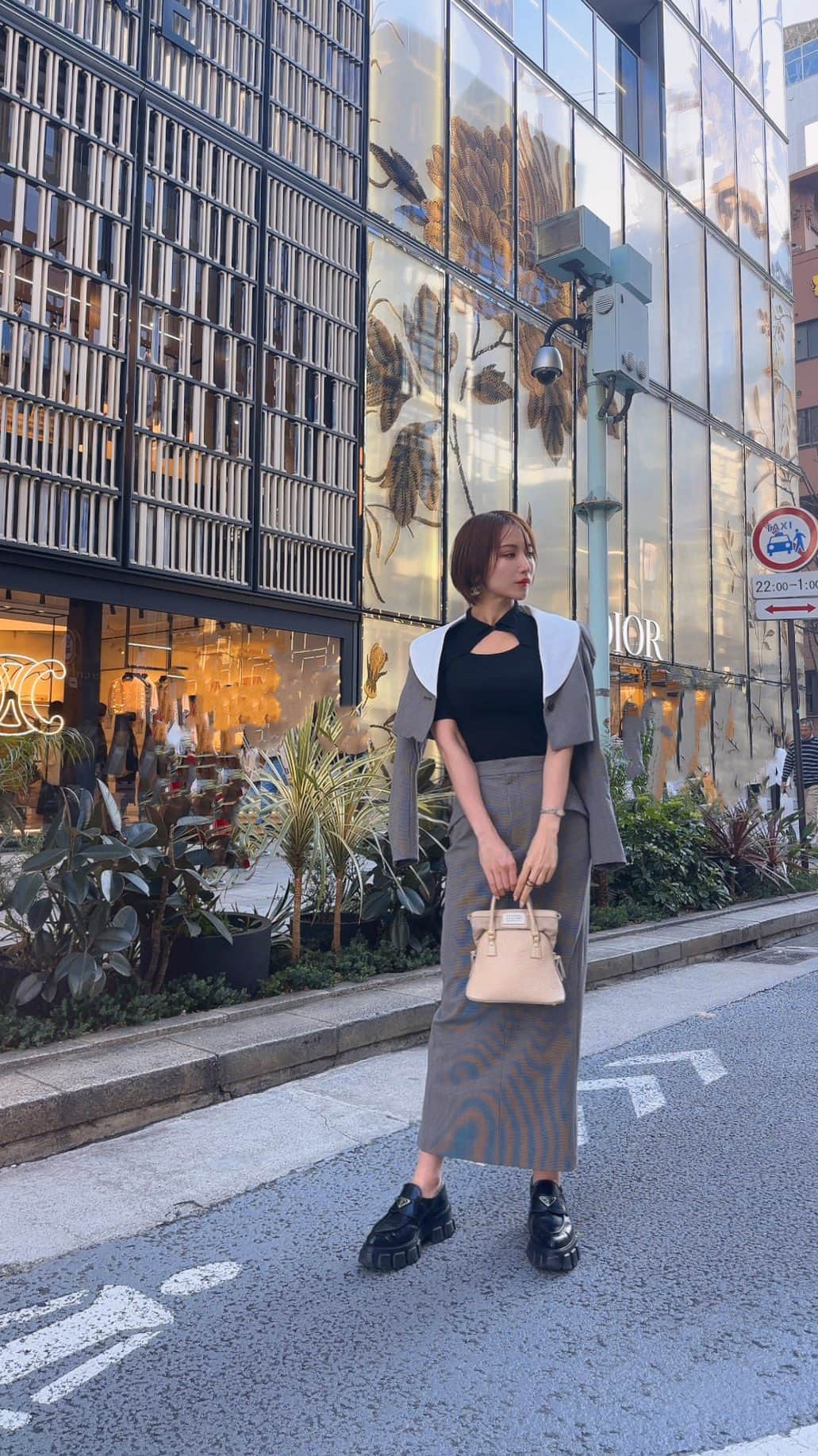 桐生美希のインスタグラム：「銀座でお買い物🐈 歩行者天国に遭遇すると嬉しくなっちゃうよね🤭？  #セットアップ女子 #リリーブラウン#マルジェラバッグ #プラダローファー」