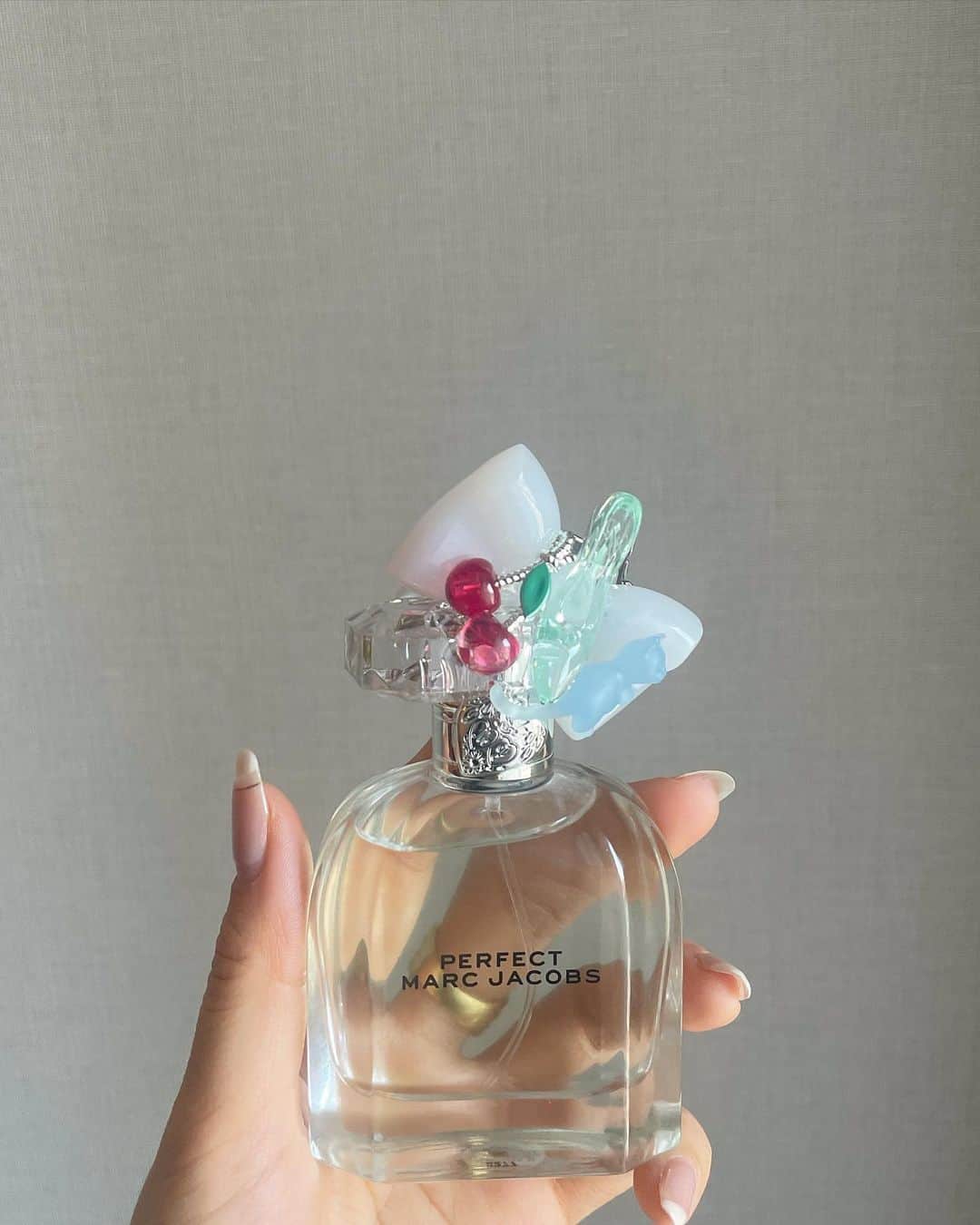 宮所舞さんのインスタグラム写真 - (宮所舞Instagram)「.  3/15に新発売されたmarc jacobsの パーフェクト オードトワレ🌷✨  好きなフローラル系の爽やかで華やかな香りは これからの季節身に纏いたくなる✨✨  気分が上がるボトルのデザインもお気に入り♡  @latelierdesparfums_jp  @marcjacobsfragrances  #PerfectAsIam #MJPerfect  #マークジェイコブスパーフェクト  #ラトリエデパルファム」3月20日 19時04分 - babydokoro