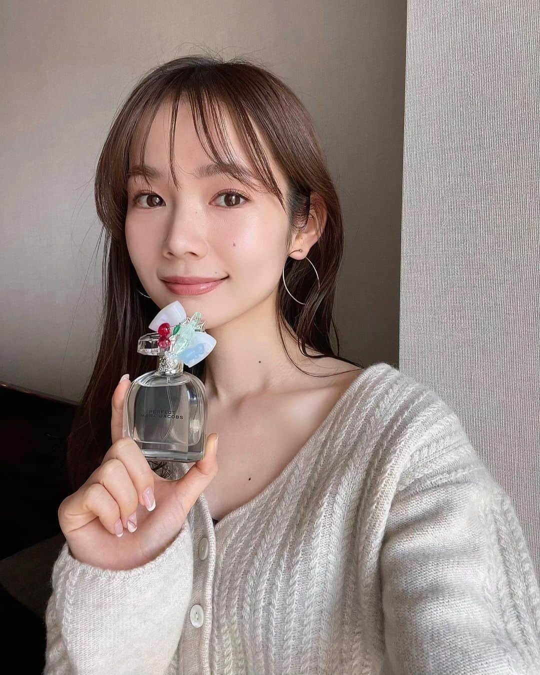 宮所舞のインスタグラム：「.  3/15に新発売されたmarc jacobsの パーフェクト オードトワレ🌷✨  好きなフローラル系の爽やかで華やかな香りは これからの季節身に纏いたくなる✨✨  気分が上がるボトルのデザインもお気に入り♡  @latelierdesparfums_jp  @marcjacobsfragrances  #PerfectAsIam #MJPerfect  #マークジェイコブスパーフェクト  #ラトリエデパルファム」