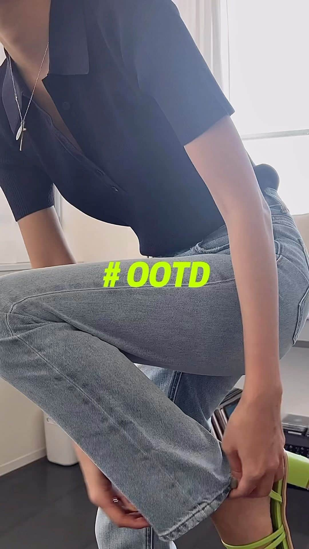 キム・ドユンのインスタグラム：「持ってそうなアイテムで組んだ #ootd 🧚‍♀️ 持ってなかったらごめんなさい😂  #ファッションコーデ #春コーデ #春服コーデ #春服 #春 #今日のコーデ #デニムコーデ #ワイドパンツコーデ #クロップド丈」