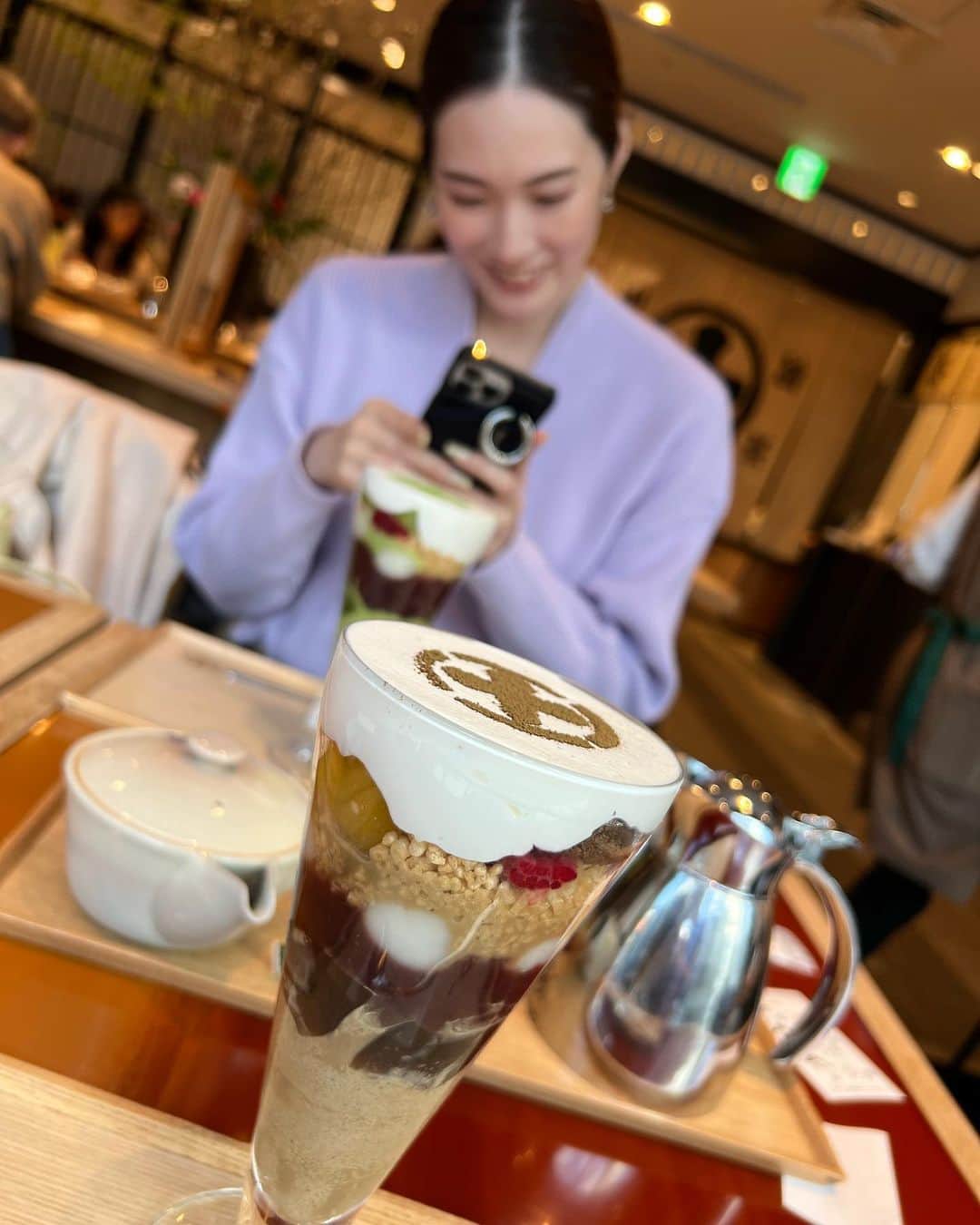 十碧れいやさんのインスタグラム写真 - (十碧れいやInstagram)「.  先日。 @hikaru_aizuki  と⭐︎ ランチからのティーで延々とおしゃべり☺️ カフェは何軒かハシゴしました。笑  ほんの少しばかり真面目に語り合い、、、 でも、やっぱり愛ちゃん面白すぎて 基本ずっと大笑い♪  ひたすら喋ってたのに 愛ちゃん食べるの早すぎて一瞬でパフェなくなってた🤣 食べるの早いのタカラジェンヌあるある！  よき休日☺️  #愛月ひかる #同期 #93期 #ランチ #焼肉 #カフェ #ほうじ茶パフェ  #休日 #カフェ巡り #カフェはしご」3月20日 19時08分 - reiya_toa