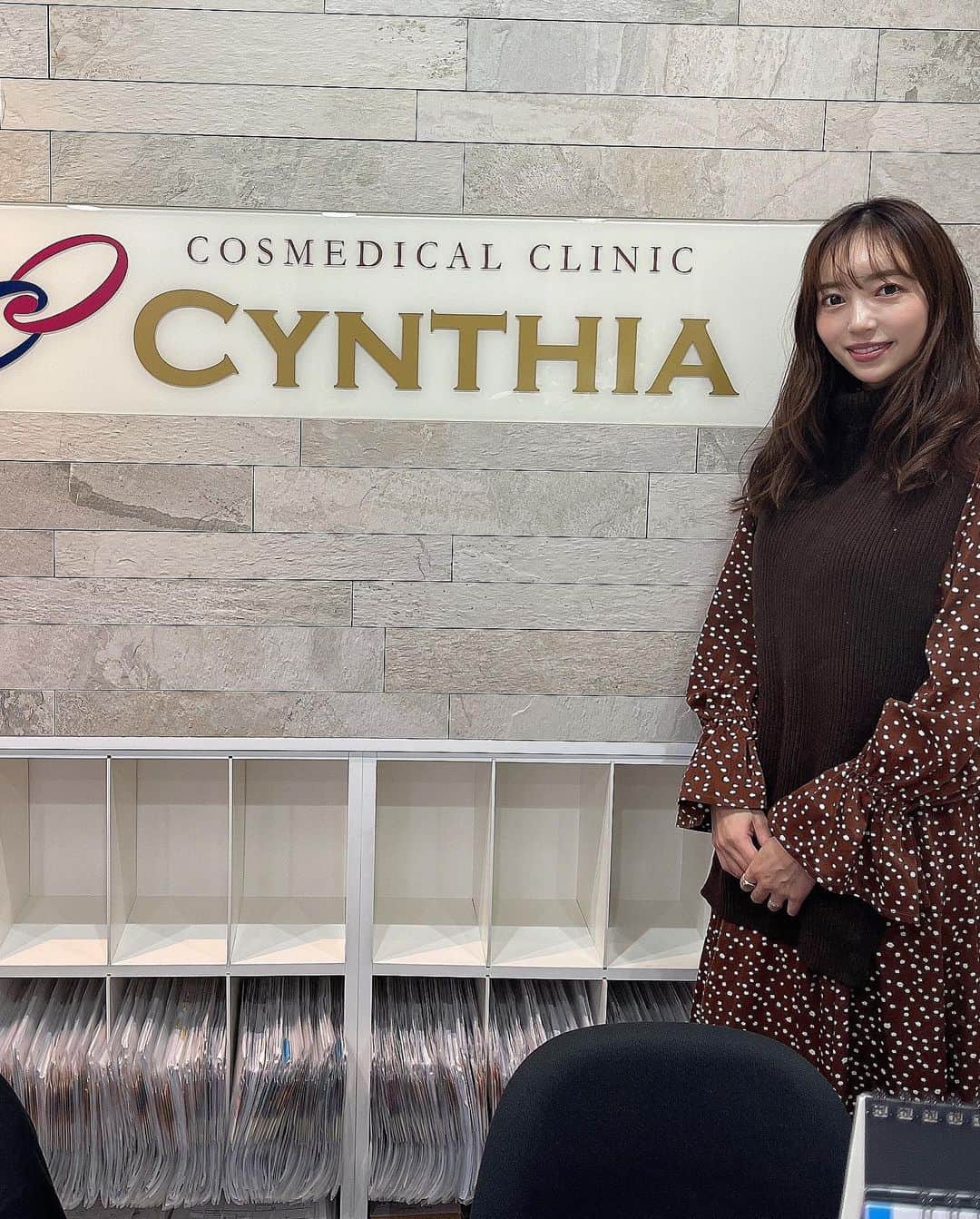 唯可（yuika）さんのインスタグラム写真 - (唯可（yuika）Instagram)「妊娠中にじわじわと出来ているなぁと 感じていたシミ達。たるみ達。毛穴達。  とにかくお肌が気になって仕方なかったので😭セカチャンメンバーでお馴染みのようちゃんが働いている渋谷のシンシアクリニック(@cynthia_sby)で肌診断をしてもらいました！  特別な機械を使って表面に見えてないシミとかを見せてくれるんですが、4枚目見てください！！😱 これからのシミ予備軍がたくさん😱  このデータを元に先生( @mz_cynthia.sby )に診察してもらい今回は#フォトフェイシャル とトラネキサム酸の#イオン導入 と#ピーリング を受けてきたよ🙋‍♀️  こうやってしっかり細やかなメンテナンスするとやっぱり若々しくいられるよねぇ✨ 施術を受けた後のお肌が本当に滑らかになって毛穴も目立たなくなったし、シミも薄くなった気がするし肌のトーンアップがすごく感じられた🥹💓  そしてそして！！！ この肌診断のやつ本来なら3000円かかるんだけど、今回私のインスタ見たと伝えると無料にしてくれるんだって✨ この肌診断だけでも受けることもできるのでこのチャンスに是非みんなも自分のお肌の確認しにいってみて🥹💓  最後の動画はおまけ🤍  @cynthia_sby @mz_cynthia.sby #美容 #シンシア#シンシア渋谷#渋谷#PR#美肌#肌診断#IPL#産後ケア#マタニティ#お肌ケア#アンチエイジング」3月20日 19時11分 - yu.i.k.a