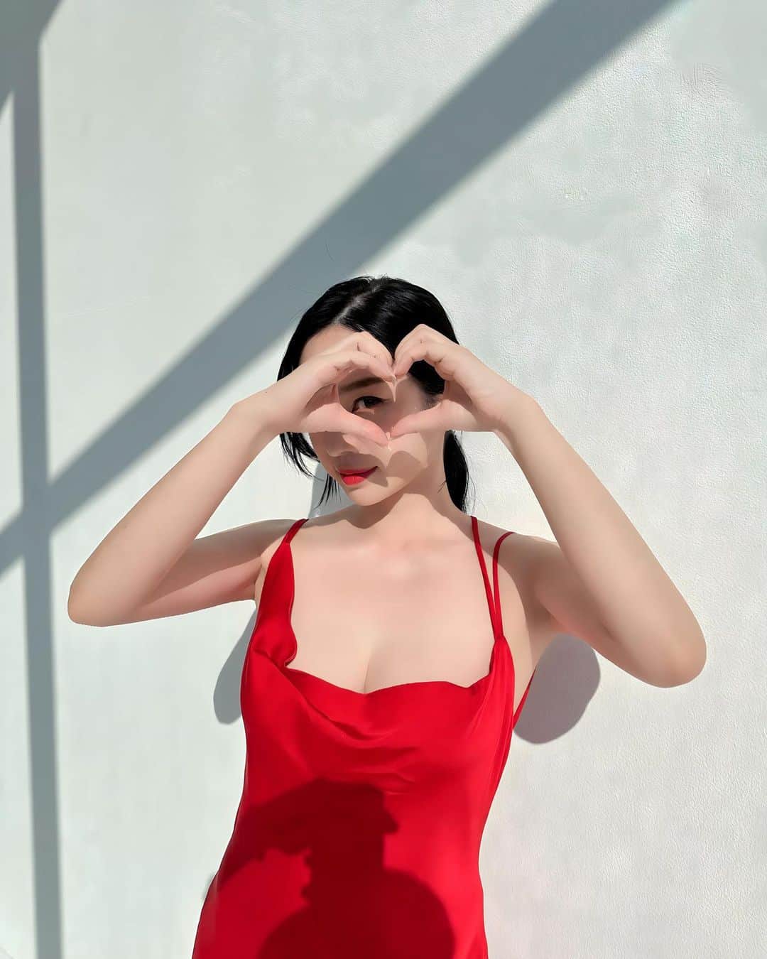 megbabyのインスタグラム：「みんなのセルフラブなお話聞かせて🫶🏻❤️  mgb skinの新商品SELF LOVE OILの感想を聞かせてほしくて投稿しちゃいました🌹  この投稿にコメントしてくれた方の中から3名様に私からのラブレター💌と私も愛用中のエルメスのリップオイルをお揃いでプレゼントしようと思ってます😘 プレゼントの人数はコメント数が多かったら増やします😂🎁  まだ使ってない方も私へのメッセージだけでもうれしいです🥺🫶🏻💗  MEGOOD BEAUTYのサイトでレビューイベントもしてるので参加してみてね🫶🏻 詳しくは今日のライブで @megood__beauty ❤️  #MEGOODBEAUTY #mgbskin」