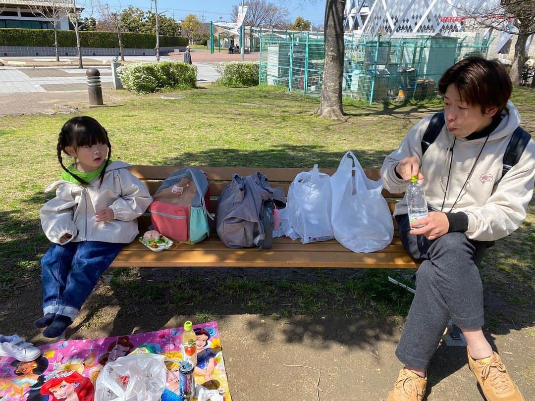 安田由紀奈のインスタグラム：「荷物>ママ おい、ママの場所わい😤  #東花園  #花園中央公園  #ピクニック #女の子 #男の子ママ #姉弟 #キッズコーデ #休日の過ごし方  #親子活動」