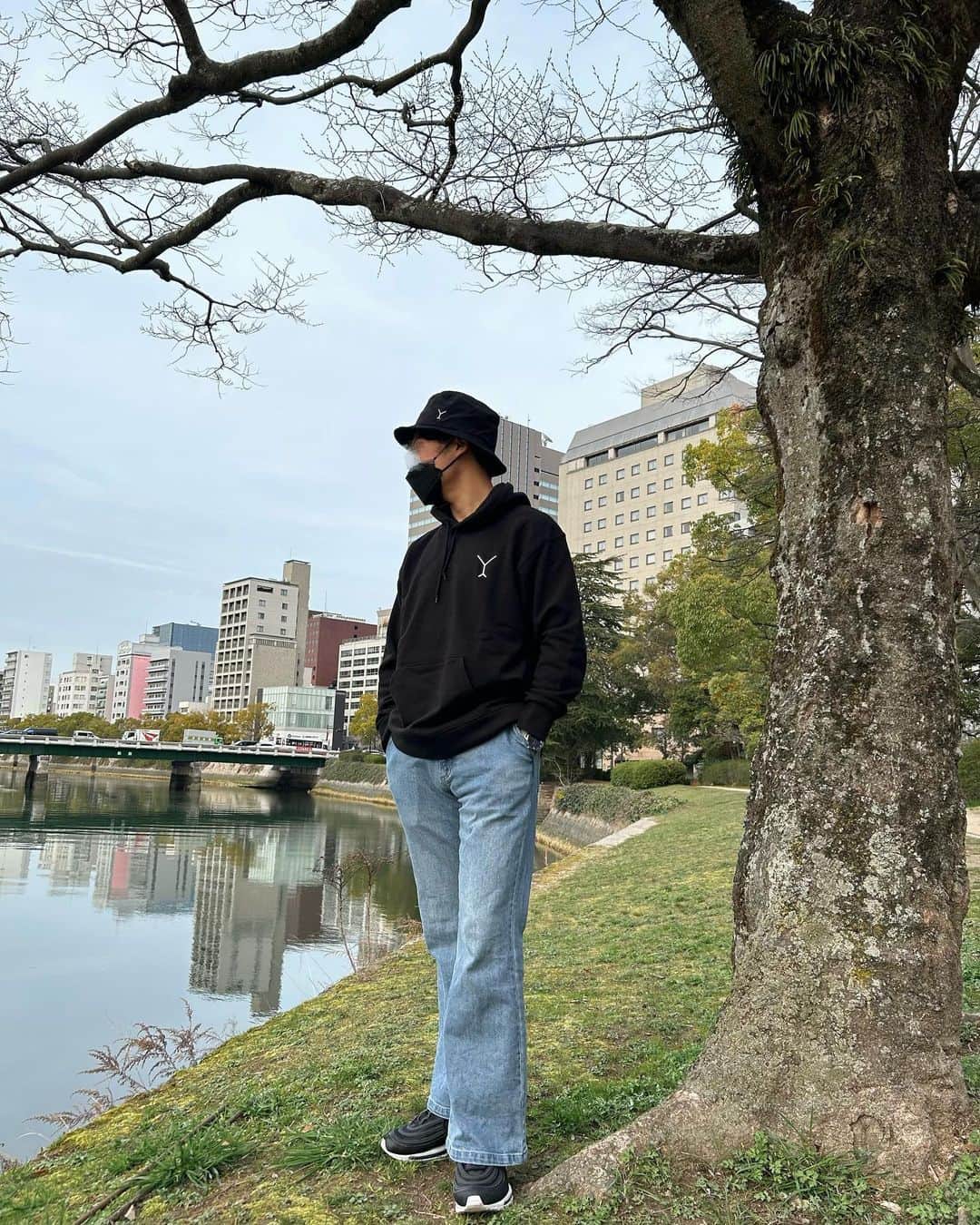 岩田陽菜さんのインスタグラム写真 - (岩田陽菜Instagram)「兄ピヨにコラボアイテム着てもらったよ~‼️🐣  兄ピヨは170cm 60㌔🧍  1.2枚目 黒パーカーXL 3.4.5枚目 黒パーカー XXL  6枚目白ロンT白 L 7.8枚目 ロンT白 XL 9.10枚目 ロンＴ白 XXL（中にXLパーカー）  兄ピヨを参考に是非、男性の方も ハイライトから購入してね🐇   明後日3月22日まで🙏🏻」3月20日 19時17分 - hina_naso_stu48