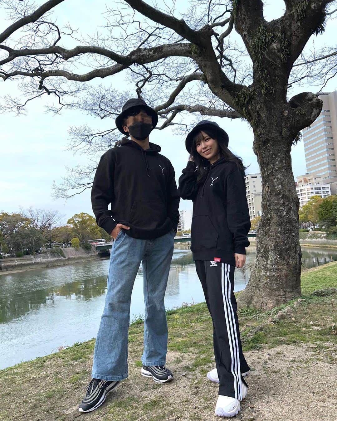 岩田陽菜さんのインスタグラム写真 - (岩田陽菜Instagram)「兄ピヨにコラボアイテム着てもらったよ~‼️🐣  兄ピヨは170cm 60㌔🧍  1.2枚目 黒パーカーXL 3.4.5枚目 黒パーカー XXL  6枚目白ロンT白 L 7.8枚目 ロンT白 XL 9.10枚目 ロンＴ白 XXL（中にXLパーカー）  兄ピヨを参考に是非、男性の方も ハイライトから購入してね🐇   明後日3月22日まで🙏🏻」3月20日 19時17分 - hina_naso_stu48