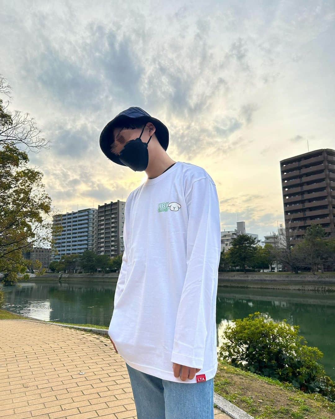 岩田陽菜さんのインスタグラム写真 - (岩田陽菜Instagram)「兄ピヨにコラボアイテム着てもらったよ~‼️🐣  兄ピヨは170cm 60㌔🧍  1.2枚目 黒パーカーXL 3.4.5枚目 黒パーカー XXL  6枚目白ロンT白 L 7.8枚目 ロンT白 XL 9.10枚目 ロンＴ白 XXL（中にXLパーカー）  兄ピヨを参考に是非、男性の方も ハイライトから購入してね🐇   明後日3月22日まで🙏🏻」3月20日 19時17分 - hina_naso_stu48