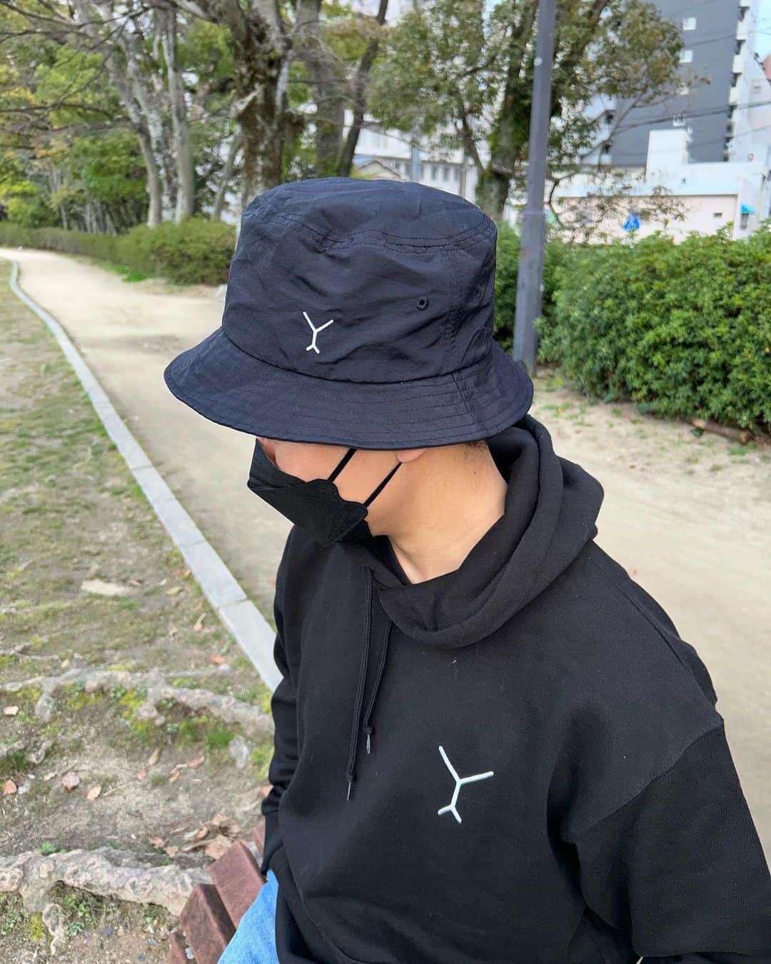 岩田陽菜さんのインスタグラム写真 - (岩田陽菜Instagram)「兄ピヨにコラボアイテム着てもらったよ~‼️🐣  兄ピヨは170cm 60㌔🧍  1.2枚目 黒パーカーXL 3.4.5枚目 黒パーカー XXL  6枚目白ロンT白 L 7.8枚目 ロンT白 XL 9.10枚目 ロンＴ白 XXL（中にXLパーカー）  兄ピヨを参考に是非、男性の方も ハイライトから購入してね🐇   明後日3月22日まで🙏🏻」3月20日 19時17分 - hina_naso_stu48