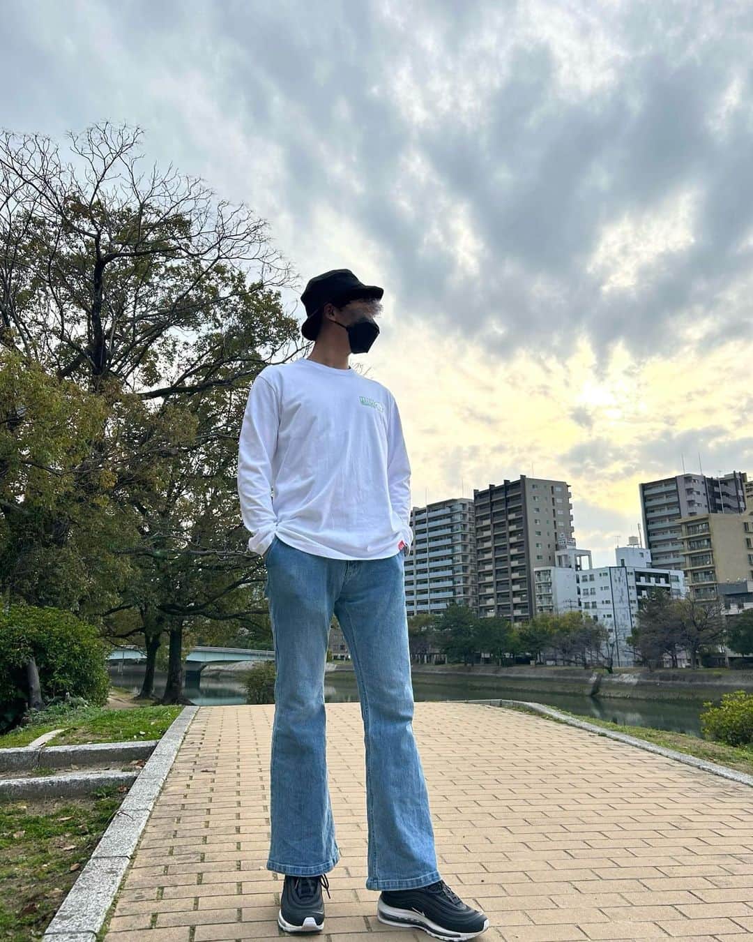 岩田陽菜さんのインスタグラム写真 - (岩田陽菜Instagram)「兄ピヨにコラボアイテム着てもらったよ~‼️🐣  兄ピヨは170cm 60㌔🧍  1.2枚目 黒パーカーXL 3.4.5枚目 黒パーカー XXL  6枚目白ロンT白 L 7.8枚目 ロンT白 XL 9.10枚目 ロンＴ白 XXL（中にXLパーカー）  兄ピヨを参考に是非、男性の方も ハイライトから購入してね🐇   明後日3月22日まで🙏🏻」3月20日 19時17分 - hina_naso_stu48