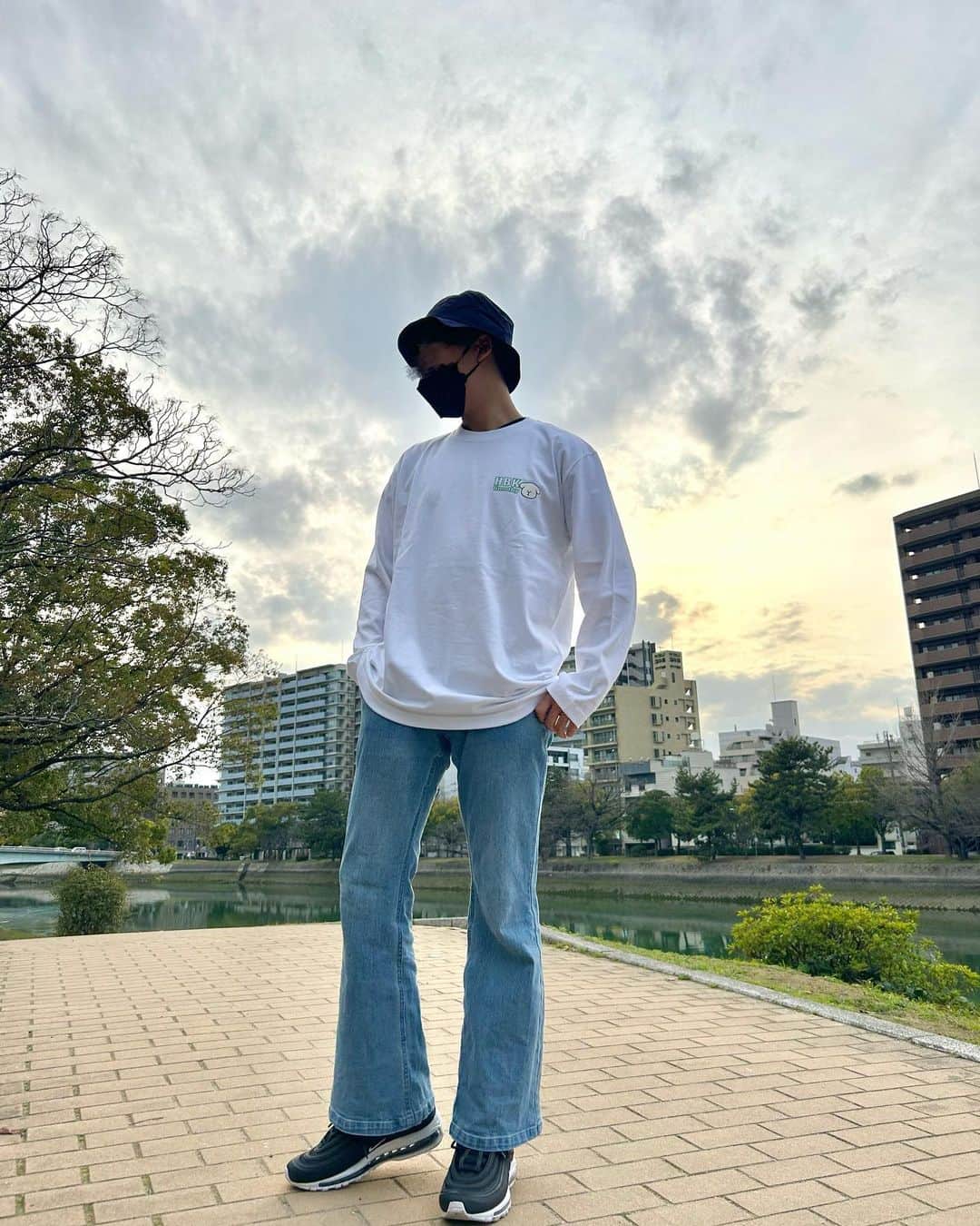 岩田陽菜さんのインスタグラム写真 - (岩田陽菜Instagram)「兄ピヨにコラボアイテム着てもらったよ~‼️🐣  兄ピヨは170cm 60㌔🧍  1.2枚目 黒パーカーXL 3.4.5枚目 黒パーカー XXL  6枚目白ロンT白 L 7.8枚目 ロンT白 XL 9.10枚目 ロンＴ白 XXL（中にXLパーカー）  兄ピヨを参考に是非、男性の方も ハイライトから購入してね🐇   明後日3月22日まで🙏🏻」3月20日 19時17分 - hina_naso_stu48