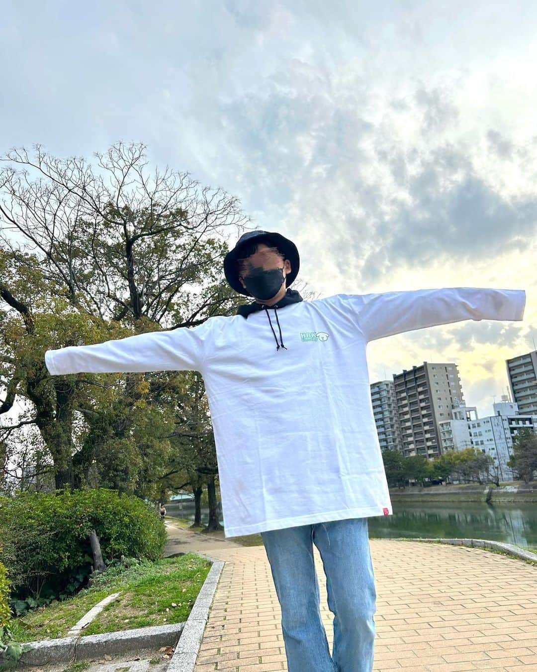 岩田陽菜さんのインスタグラム写真 - (岩田陽菜Instagram)「兄ピヨにコラボアイテム着てもらったよ~‼️🐣  兄ピヨは170cm 60㌔🧍  1.2枚目 黒パーカーXL 3.4.5枚目 黒パーカー XXL  6枚目白ロンT白 L 7.8枚目 ロンT白 XL 9.10枚目 ロンＴ白 XXL（中にXLパーカー）  兄ピヨを参考に是非、男性の方も ハイライトから購入してね🐇   明後日3月22日まで🙏🏻」3月20日 19時17分 - hina_naso_stu48