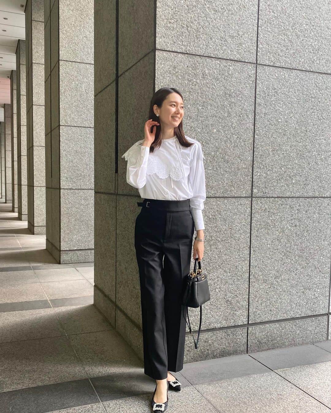 のインスタグラム：「全身 @ohgaofficial だった日🌸  #ohga#ohgashop#fashion#ootd#outfit#春コーデ#白ブラウス#ママコーデ#ママファッション#綺麗めコーデ#デニムコーデ#30代コーデ#30代ファッション#ブルベ夏#ブルベ夏コーデ#骨格ウェーブ」