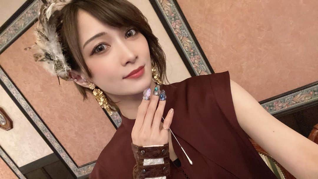 AYASAさんのインスタグラム写真 - (AYASAInstagram)「💅💍 撮影に合わせて東京飴屋爪粧様がめちゃくちゃ素敵なネイルリングを作って下さいましたの🥹🥹🥹  バヨリンモチーフのデザイン繊細すぎて本当にすごい…🎻✨ そしてネイルリング初装着しましたがめちゃくちゃ可愛い💍素晴らしや。 @ameya_nails  ・ ・ #ネイルリング #アートリング #東京飴屋爪粧 #nailring #artring  #オフショット #2023年カレンダー  #Ayasa #バヨリン弾き #violinist」3月20日 19時22分 - ayasa_doya