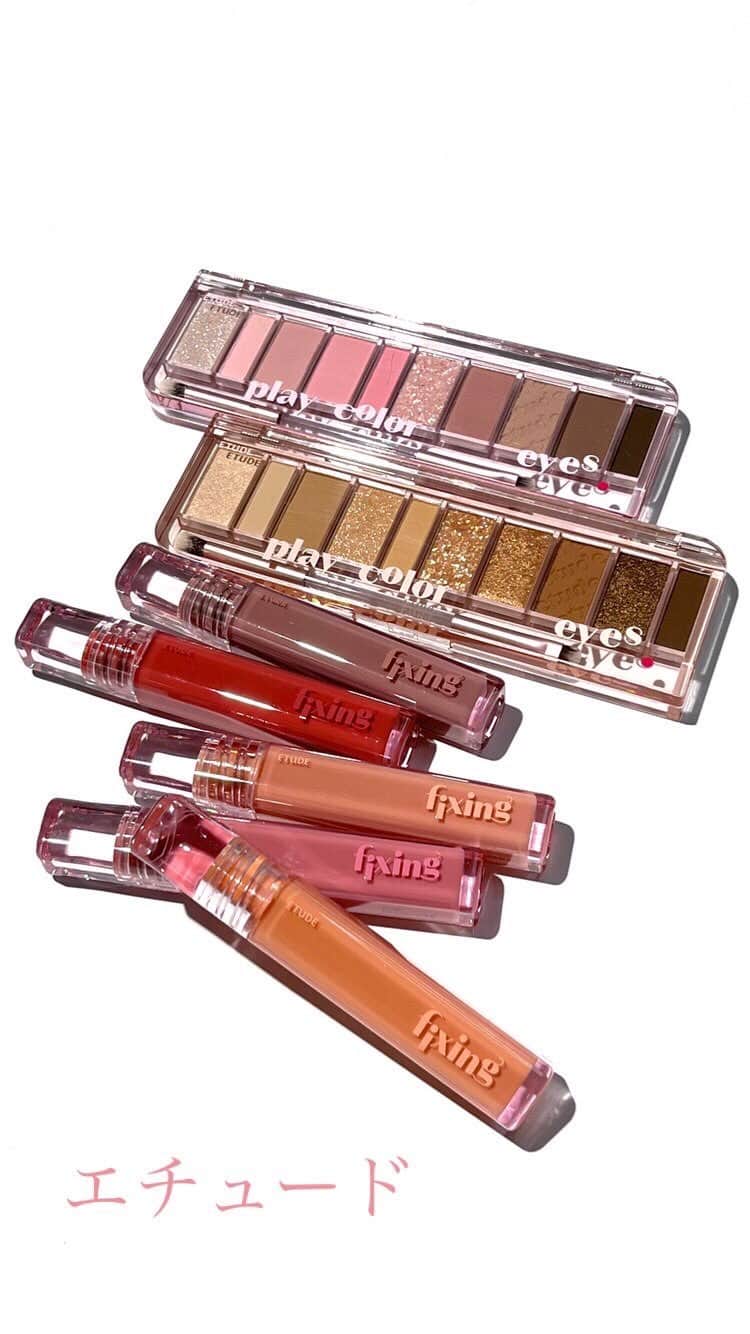 のインスタグラム：「【エチュード】の新作をご紹介🎀  “makeup playlist”をキーワードに、リズミックなパッケージデザインに一新✨  かわいらしいピンクのクリアケースで、持っているだけで気分が上がりそう🥰 ＿＿＿＿＿＿＿＿＿＿＿＿＿＿＿＿＿＿＿＿＿＿ 🌟プレイカラー アイシャドウ 2,970円（税込）  捨て色なしの10色アイシャドウパレット。  ▼カラーバリエーション ・クールバレリーナ 清純さと優雅さを兼ね備えたピンクモーヴのクールトーンパレット ・ウォームトップカリスマ ナチュラルルックもカリスマルックも楽しめる、使いやすさ抜群ブラウンのウォームトーンパレット  🌟グロウ フィッシングティント 全5色 各1,485円（税込）  高保湿でぴたっと密着するのにべたつかず、軽い付け心地。水彩画のようなクリアな発色で立体感のある唇に。重ね塗りすると濃淡を楽しめます💋  ▼カラーバリエーション ・ピュアコーラル ヘルシーな透明感のクリアコーラル ・メロウピンク ひかえめな甘さを宿すくすみピンク ・デューイーフィグ まろやかな果実感ミルキーフィグ ・チリングレッド 火照るような血色感ヌーディーレッド ・モーヴメント 魅惑的な儚さをまとうダークモーヴ  2023年4月28日（金）発売 ＿＿＿＿＿＿＿＿＿＿＿＿＿＿＿＿＿＿＿＿＿＿ @etudejapan #エチュード #韓国コスメ #アイシャドウ #アイメイク #アイカラー #ティント #リップ #ティントリップ #春コスメ #新作コスメ #2023年春新作コスメ #血色感 #コスメ好きさんと繋がりたい #アットコスメ #beauty #makeup #cosmetics #beautynews #atcosme」