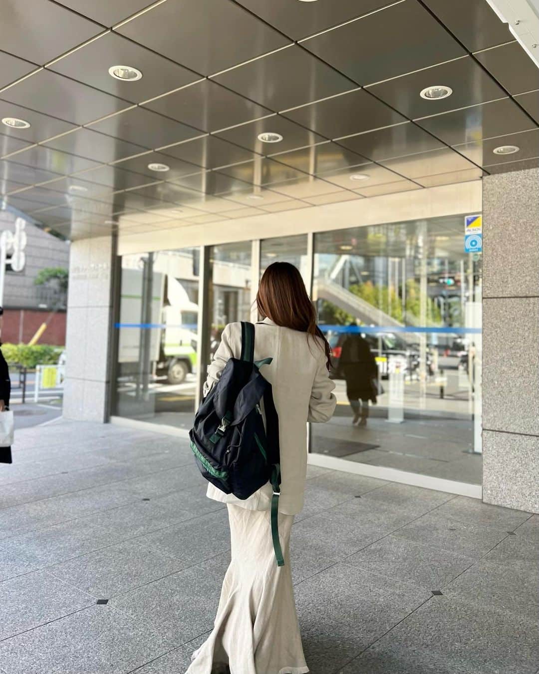 神崎恵のインスタグラム：「・ 今日は気持ちのいいお天気でした。 道も街中も混んでいて、 なんでだろ？ と思ったら、四連休の方が多いんですねぇ。いいなぁ🤤 今日はお気に入りのネイビー×グリーン×バーガンディのバックパック。 キレイ系の服にも合うように作ったので、本当、便利🥝🥝🥝 さて、今夜は息子たちの帰りが遅いので、今から夕飯作ります。 シラスと葱のペペロンチーノとお肉焼きます。 がんばるぞぃ。」